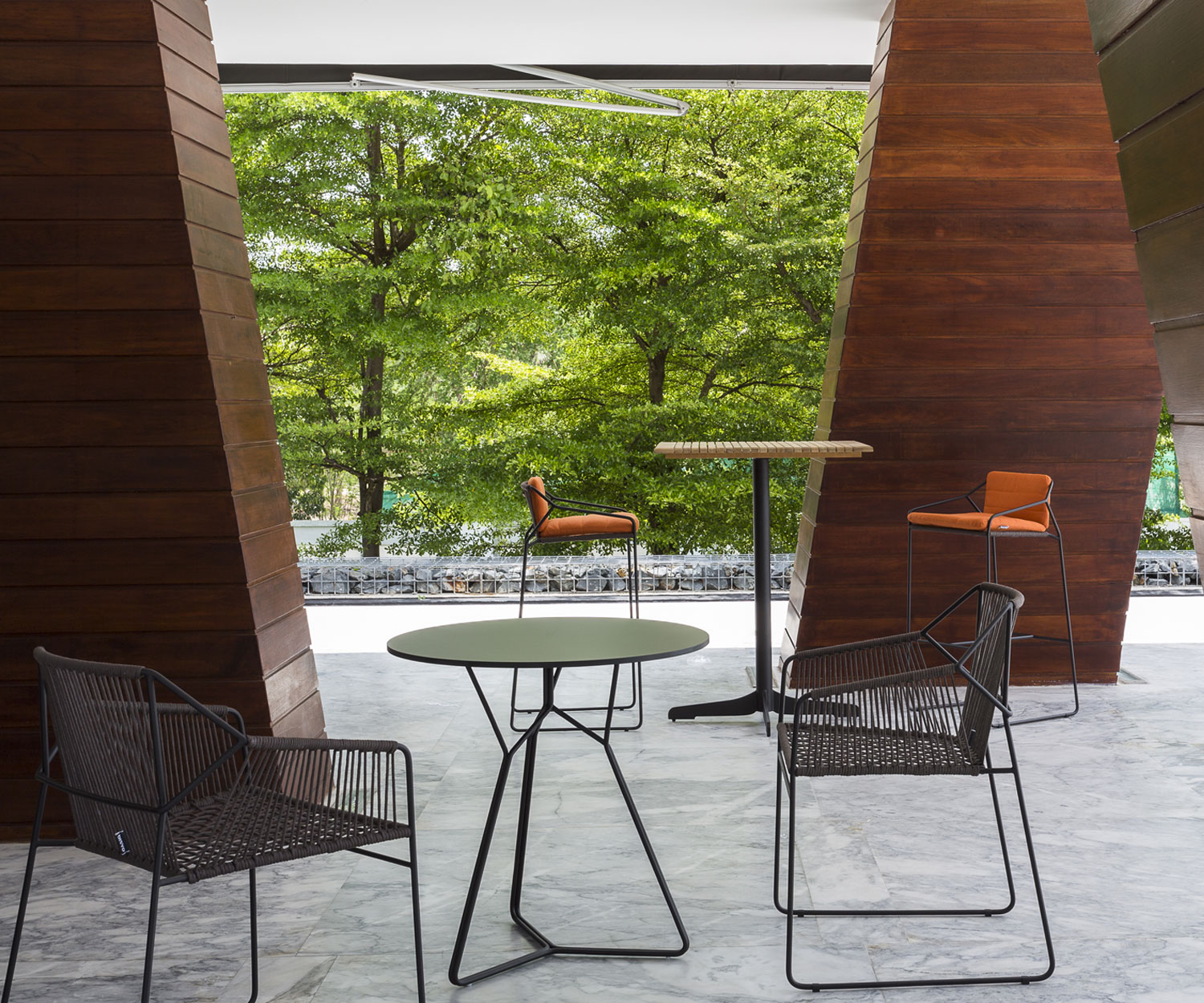 Chaise design de haute qualité Oasiq Sandur Schnur en acier inoxydable gris foncé Chaise design de haute qualité Oasiq Sandur Schnur en acier inoxydable gris foncé