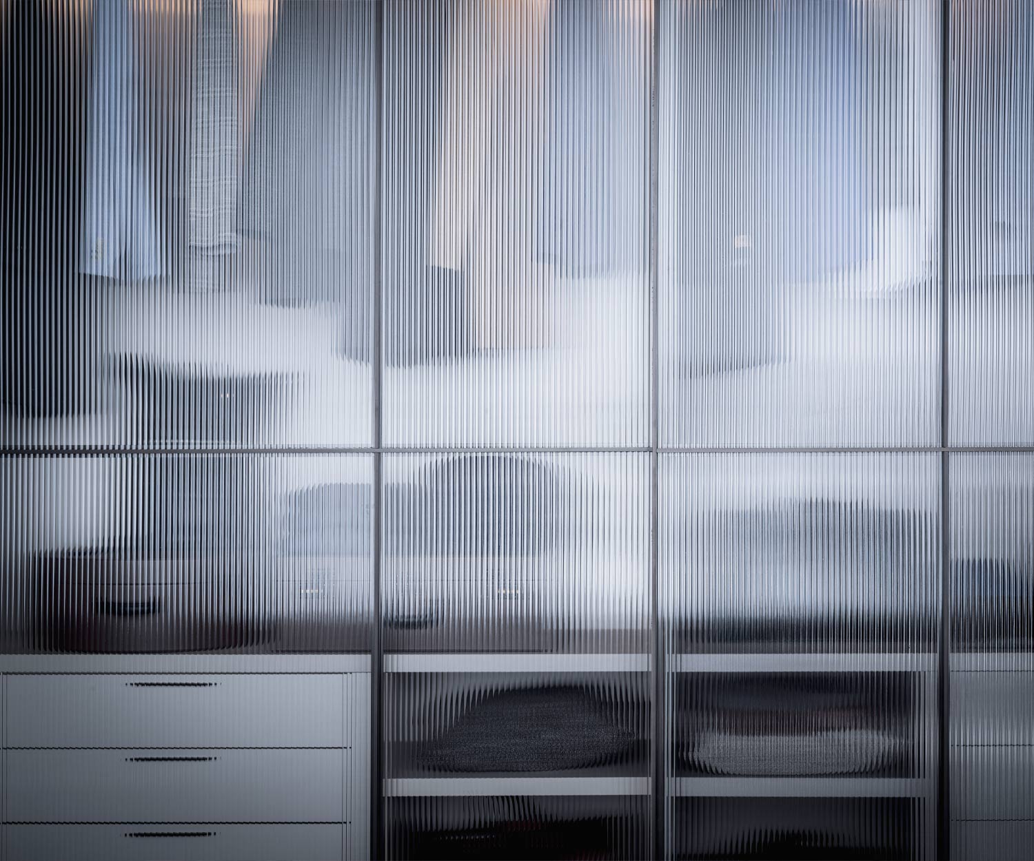 Detail der Schiebetüren Glastüren vom Designer Schrank Layer Detail der Schiebetüren Glastüren vom Designer Schrank Layer