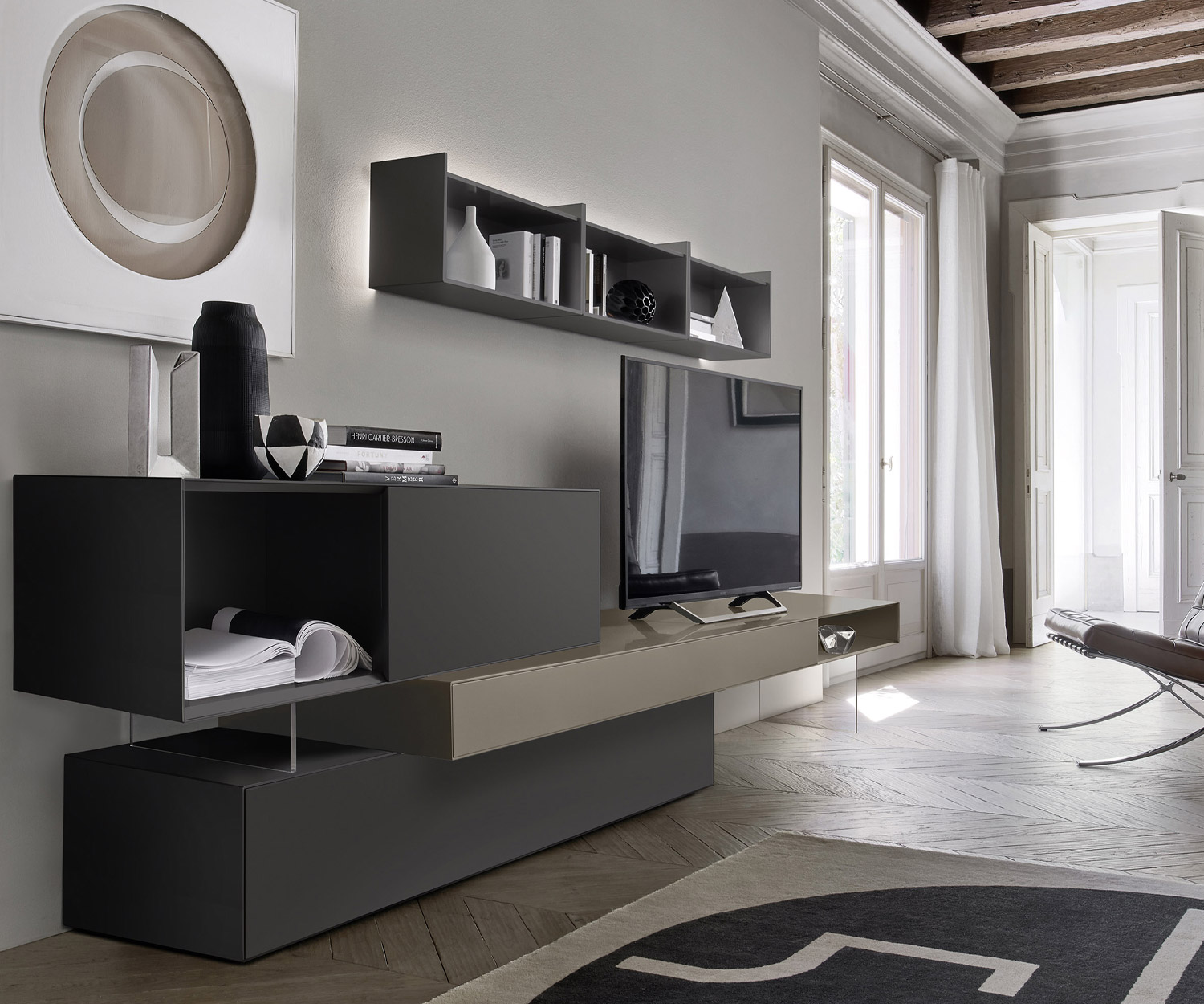 Grau lackiertes Livitalia Holz Regal Wand im Wohnzimmer als Teil einer minimalistischen Wohnwand Grau lackiertes Livitalia Holz Regal Wand im Wohnzimmer als Teil einer minimalistischen Wohnwand