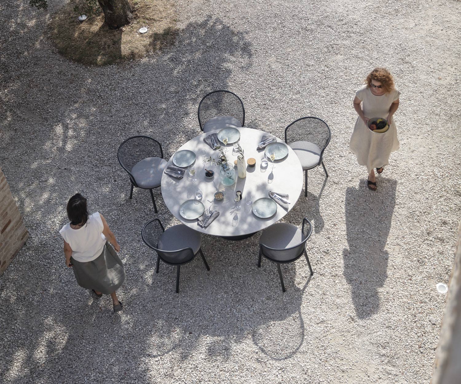 Todus Baza Design Chaise à accoudoirs avec structure anthracite à la table de jardin couverte