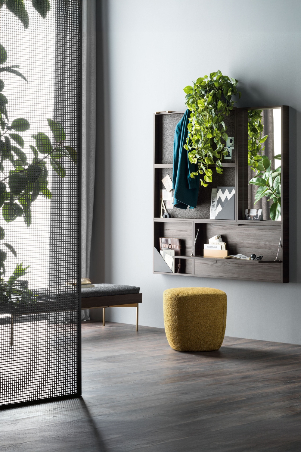 raumecke-mit-filigraner-sitzbank-modernem-hocker-und-edlem-wandregal-aus-dunkelbraunem-holz-mit-spiegel