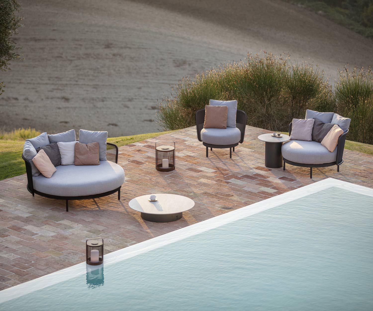 Exklusive Todus Baza Design Lounge und Daybed auf Terrasse am Pool Exklusive Todus Baza Design Lounge und Daybed auf Terrasse am Pool