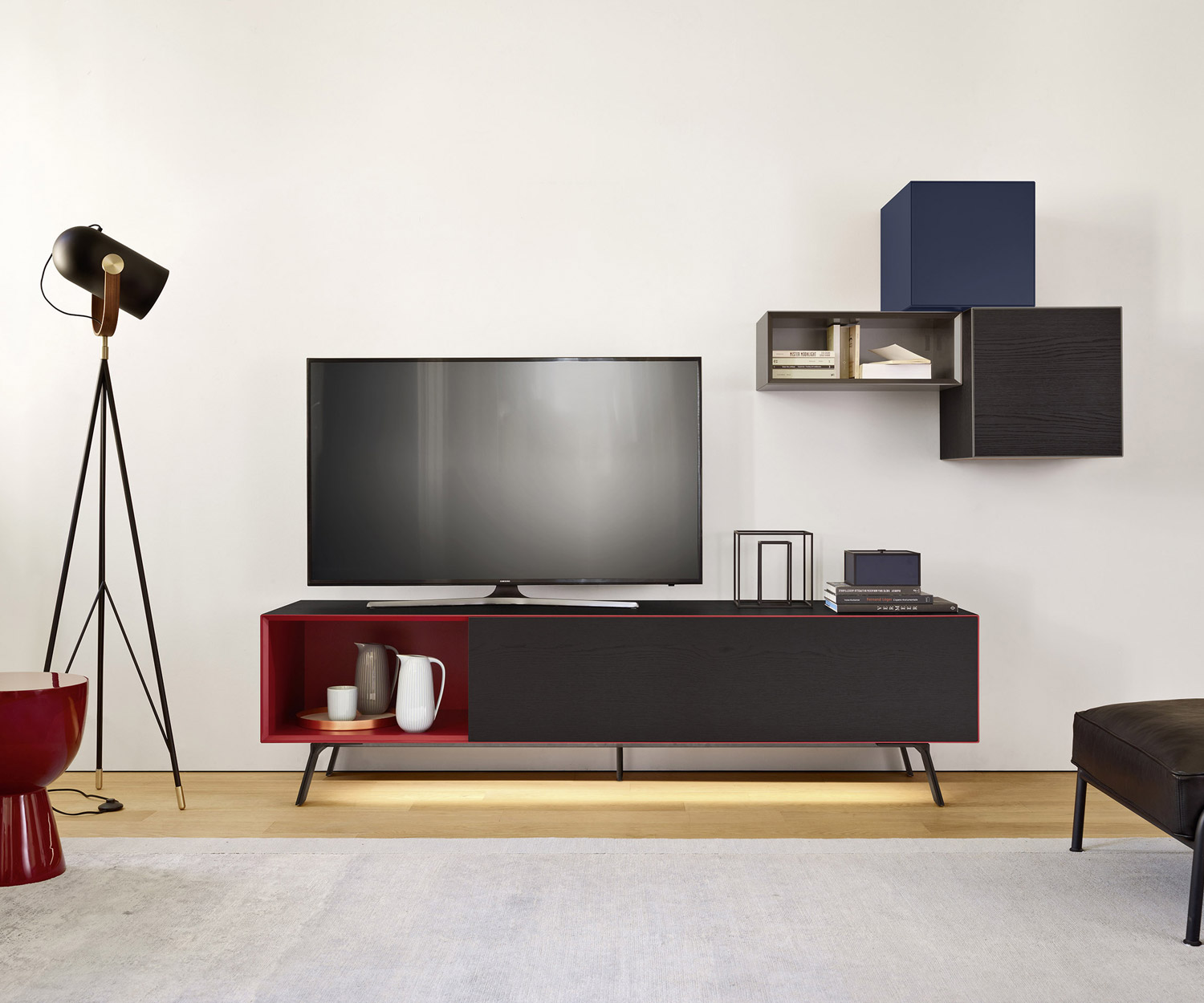 Livitalia Design Lowboard Minimal chêne foncé Intérieur de la boîte noir mat laqué LED Livitalia Design Lowboard Minimal chêne foncé Intérieur de la boîte noir mat laqué LED