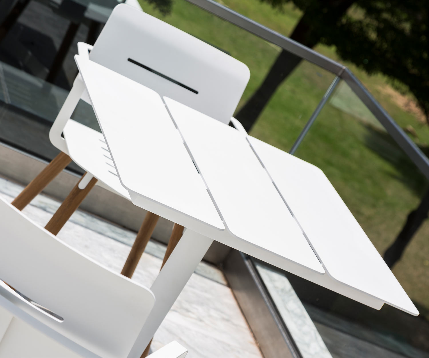 Ceru Dining Table de Oasiq en blanc pour le piètement et le plateau