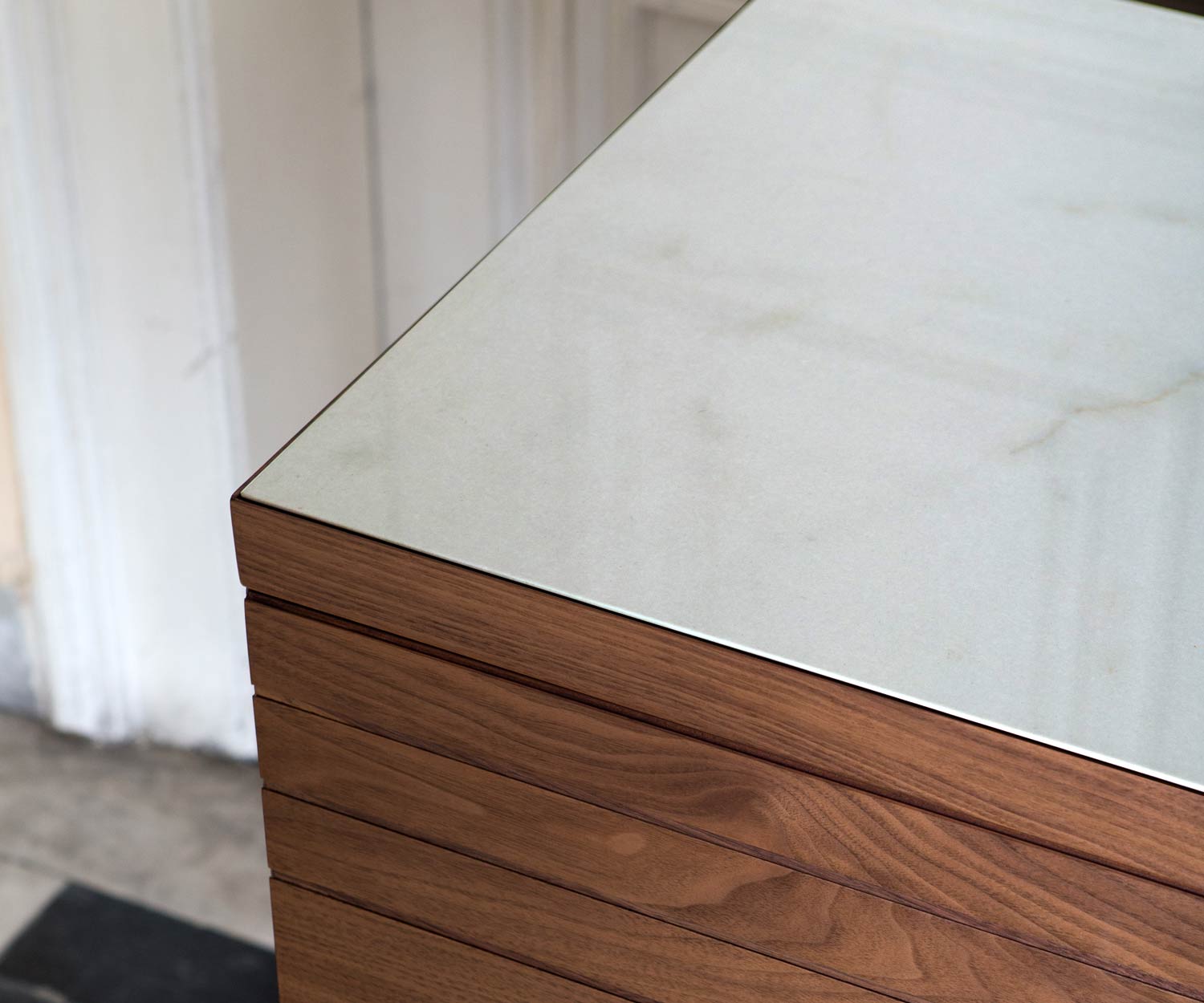 Salon Design al2 Sideboard o rizon détail avec plaque de recouvrement en céramique Calacatta Salon Design al2 Sideboard o rizon détail avec plaque de recouvrement en céramique Calacatta