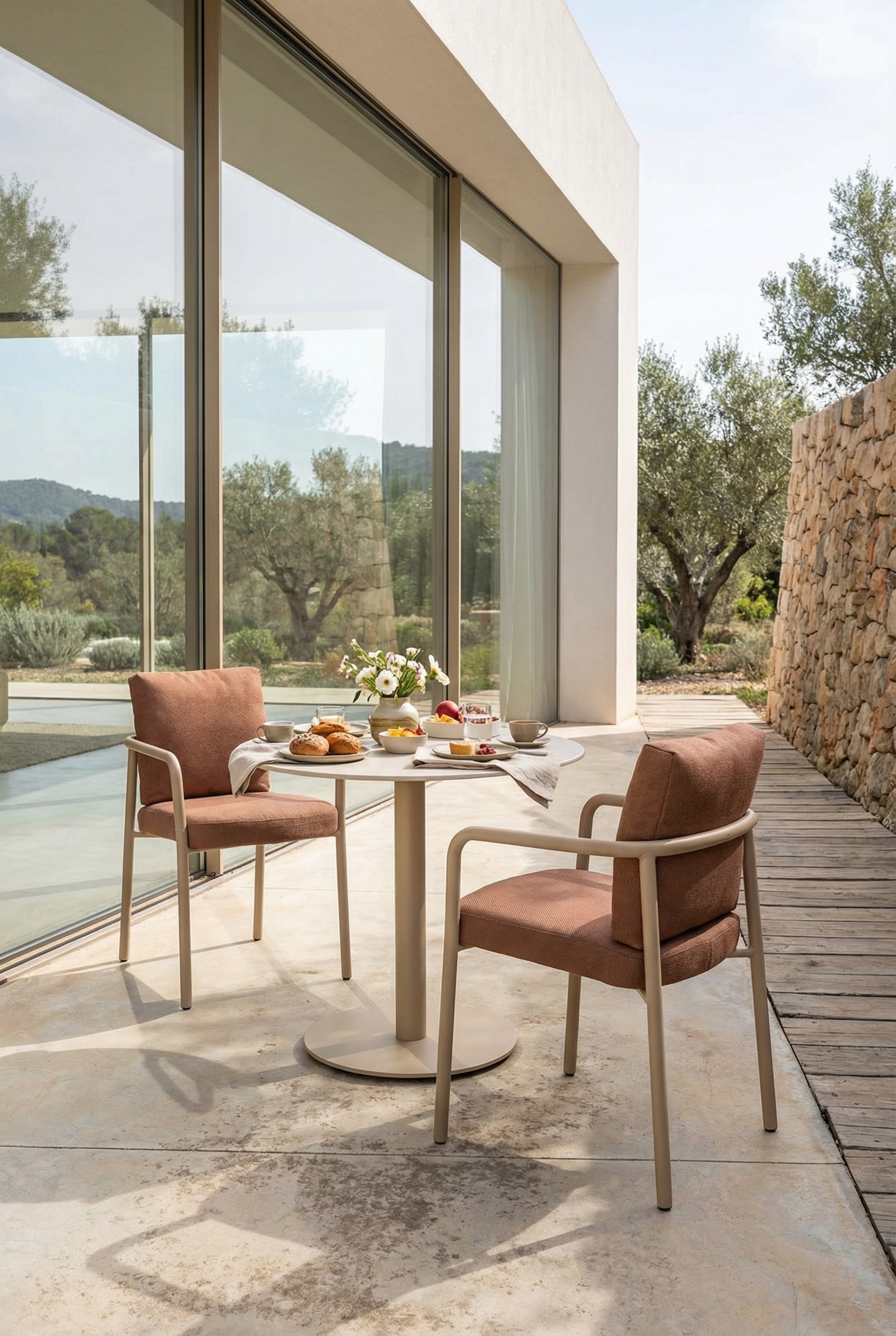 Chaise de jardin ergonomique d'extérieur avec accoudoirs sur une terrasse ensoleillée Chaise de jardin ergonomique d'extérieur avec accoudoirs sur une terrasse ensoleillée