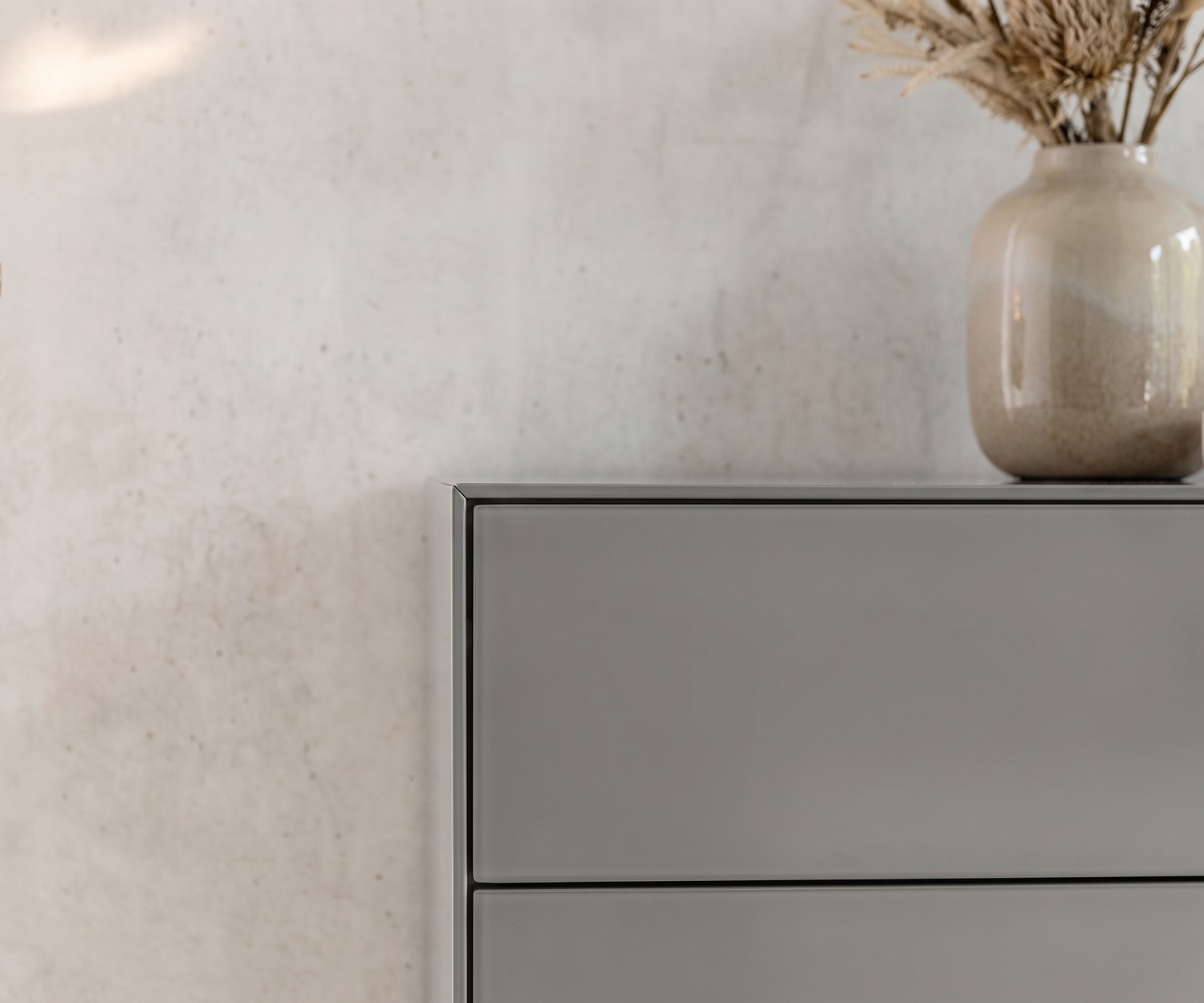 Minimalistische Hochkommode Livitalia Ecletto in Grau Design Hochkommode Livitalia Ecletto für das Schlafzimmer in Grau, minimalistischer Stil mit grifflosen Schubladen.