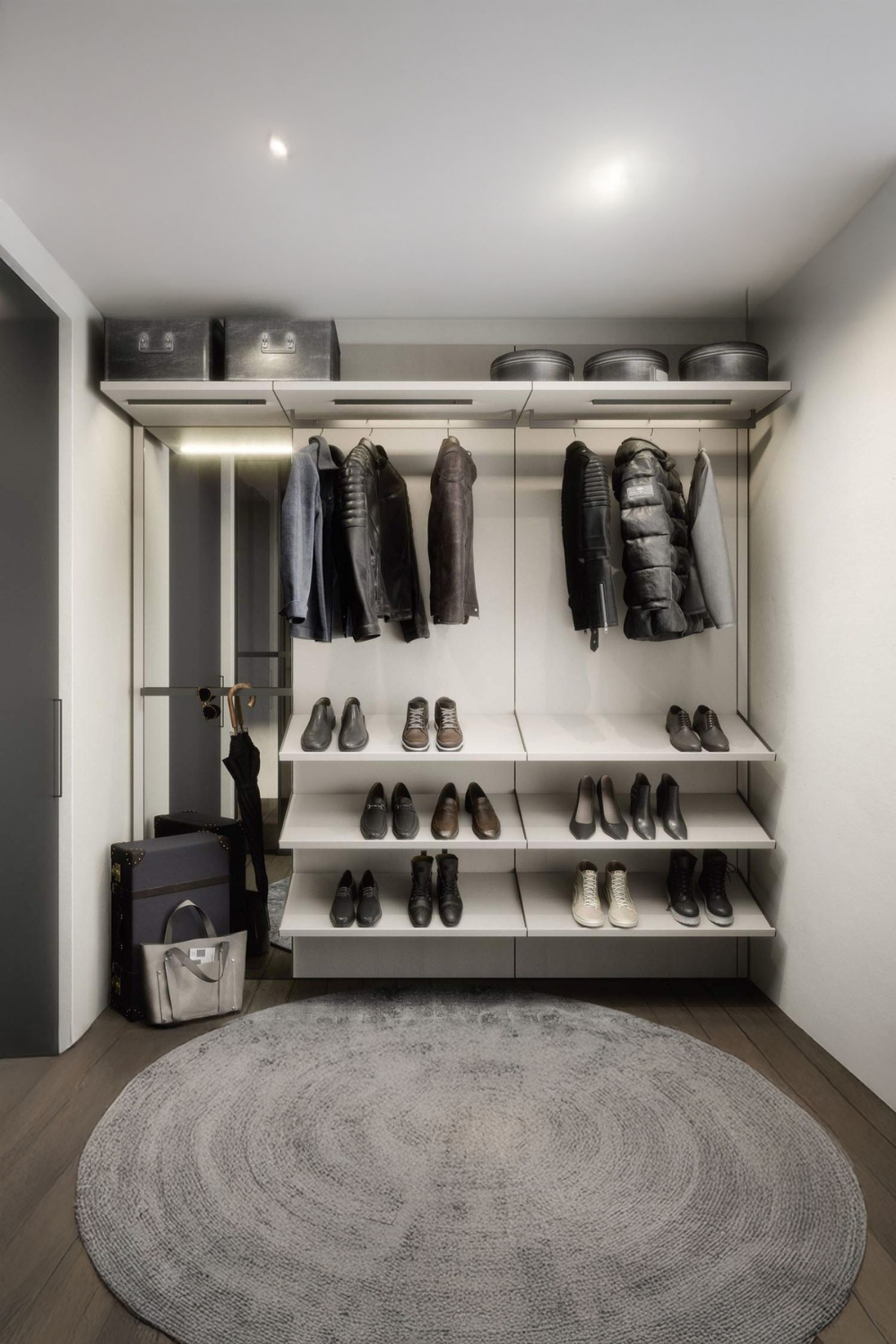 heller begehbarer Kleiderschrank f&uuml;r kleinen Flur