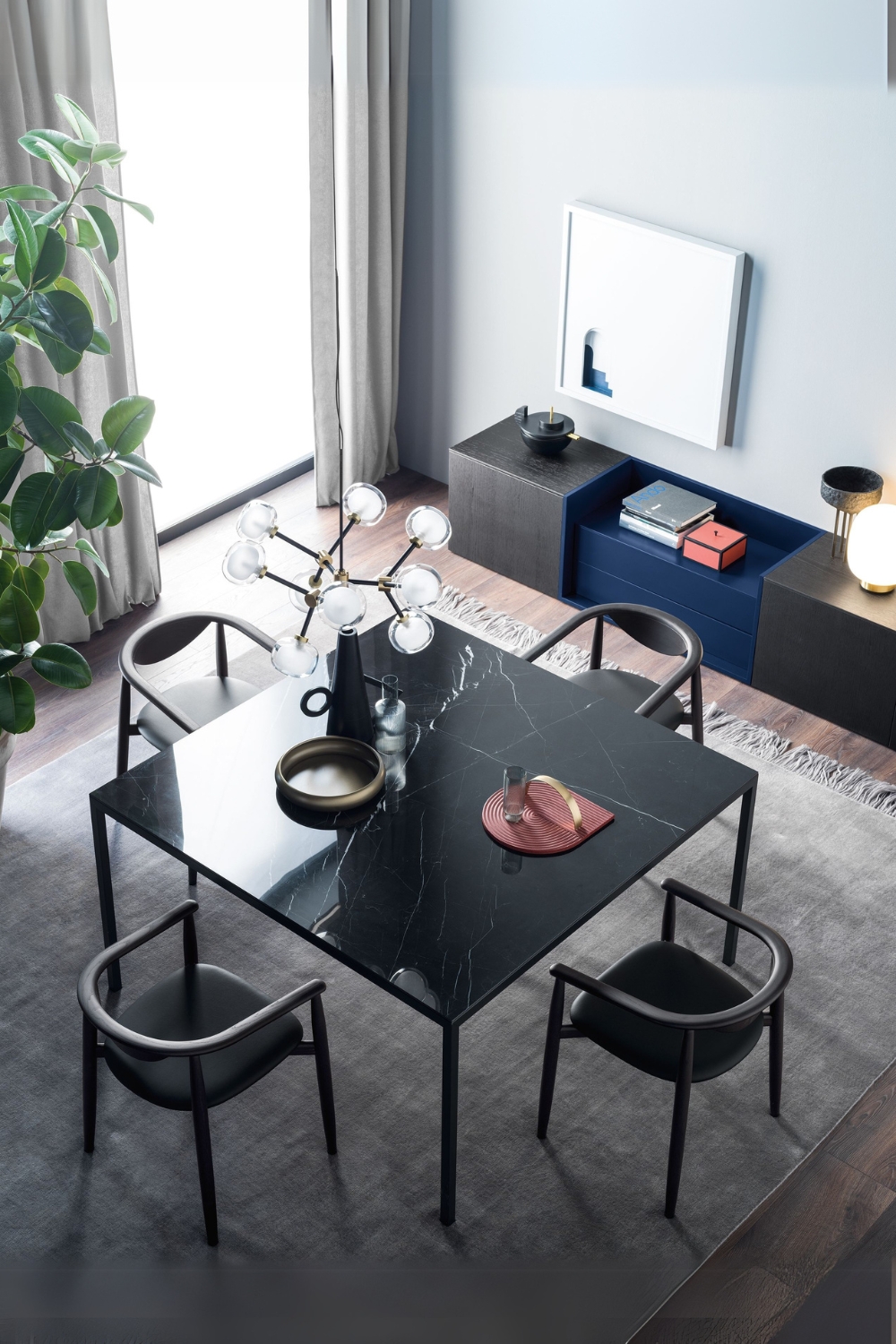 Schwarze Esstischgruppe und geradliniges Sideboard