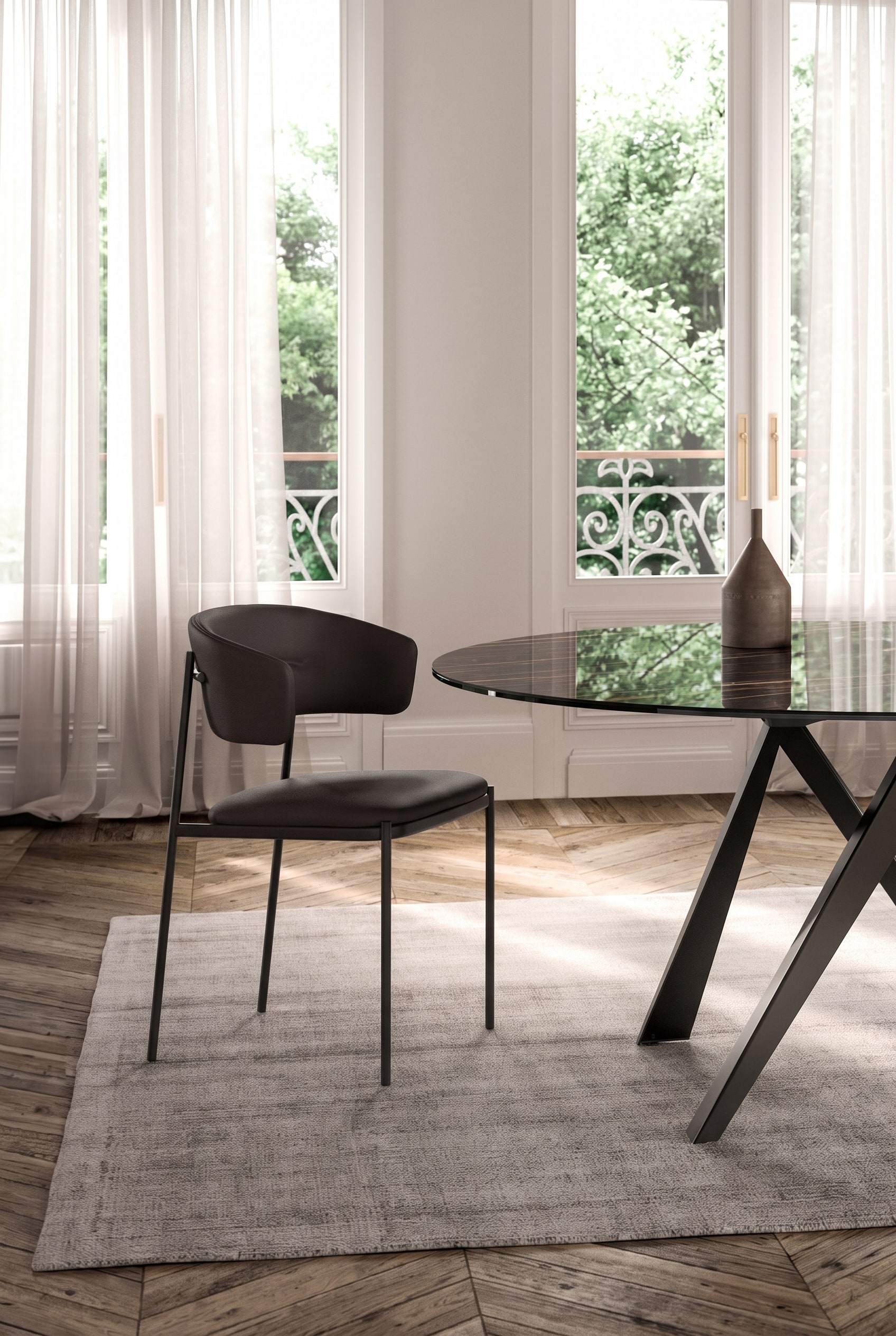 Salle &agrave; manger lumineuse avec une table &agrave; manger en verre fonc&eacute; et une chaise de salle &agrave; manger rembourr&eacute;e fonc&eacute;e avec une structure m&eacute;tallique filigrane.