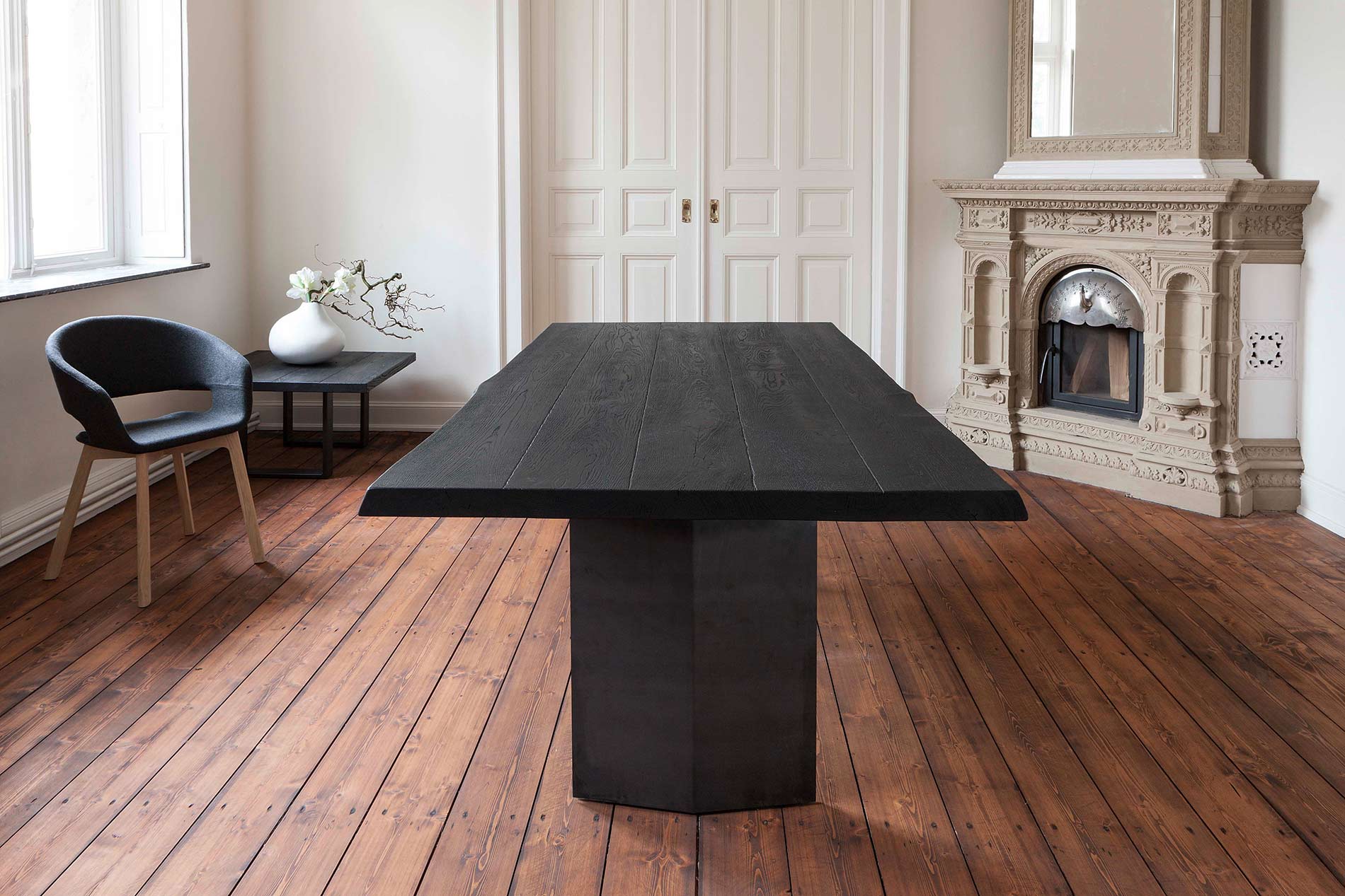 Massivholztisch schwarz geköhlt Massivholztisch schwarz geköhlt