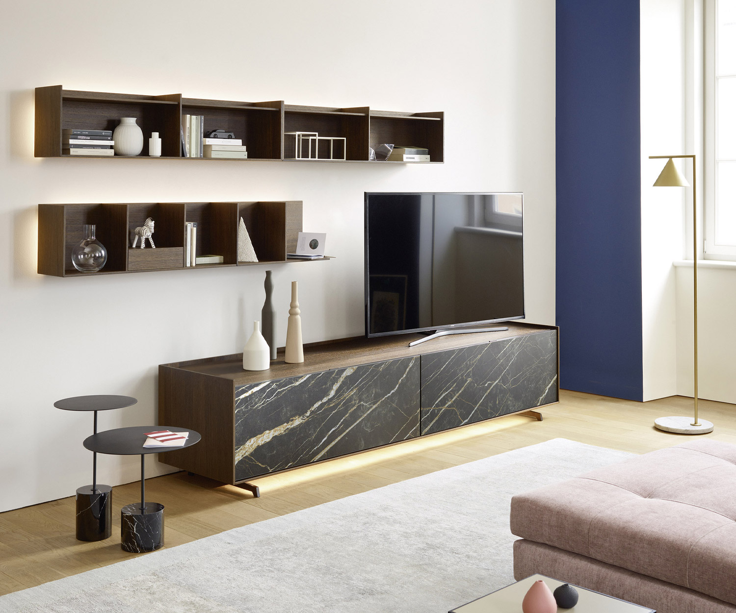 Holz Regal von Livitalia mit Ablage aus Holz über Design Lowboard mit stehendem TV Gerät Holz Regal von Livitalia mit Ablage aus Holz über Design Lowboard mit stehendem TV Gerät