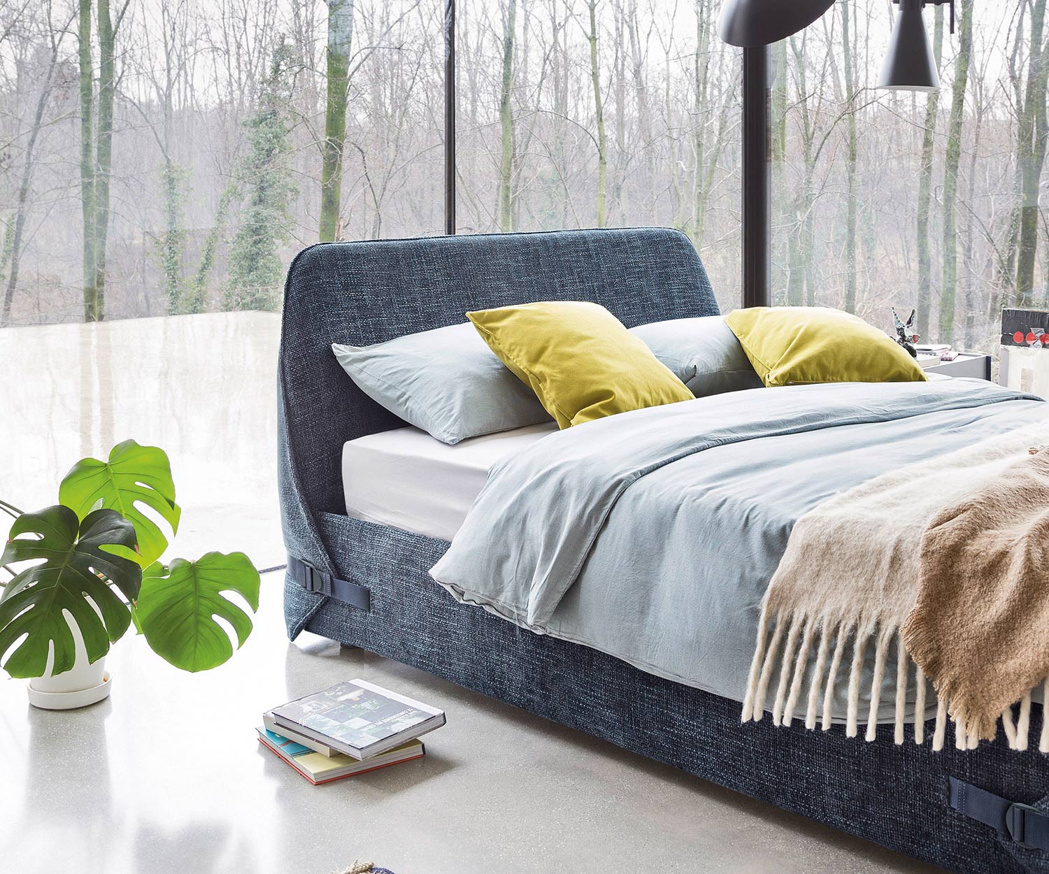 Polsterbett Tape im speziellen Design von Novamobili mit Gurt und gepolstertem Kopfteil Polsterbett Tape im speziellen Design von Novamobili mit Gurt und gepolstertem Kopfteil