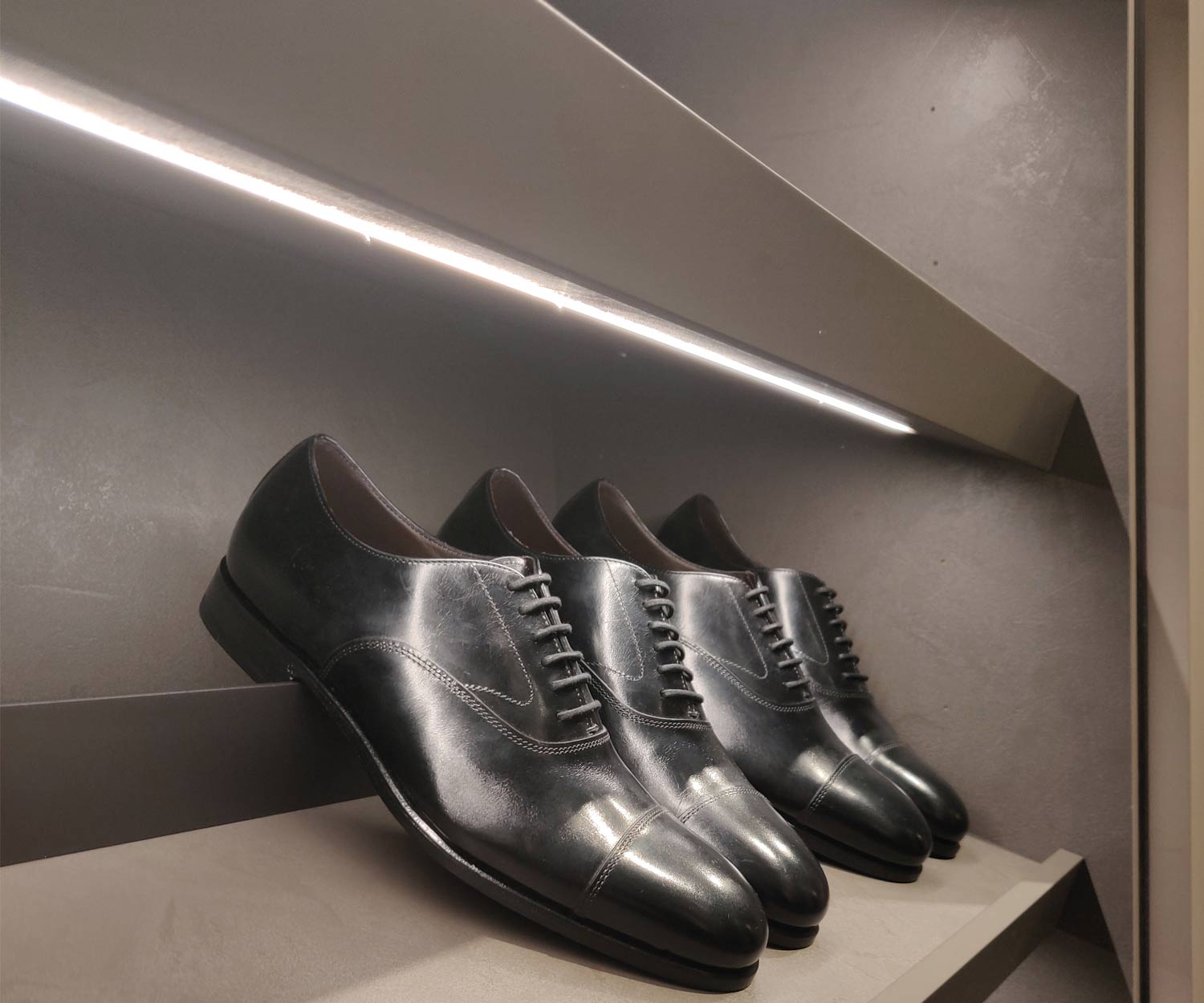 Armoire à chaussures design avec éclairage LED par étagère