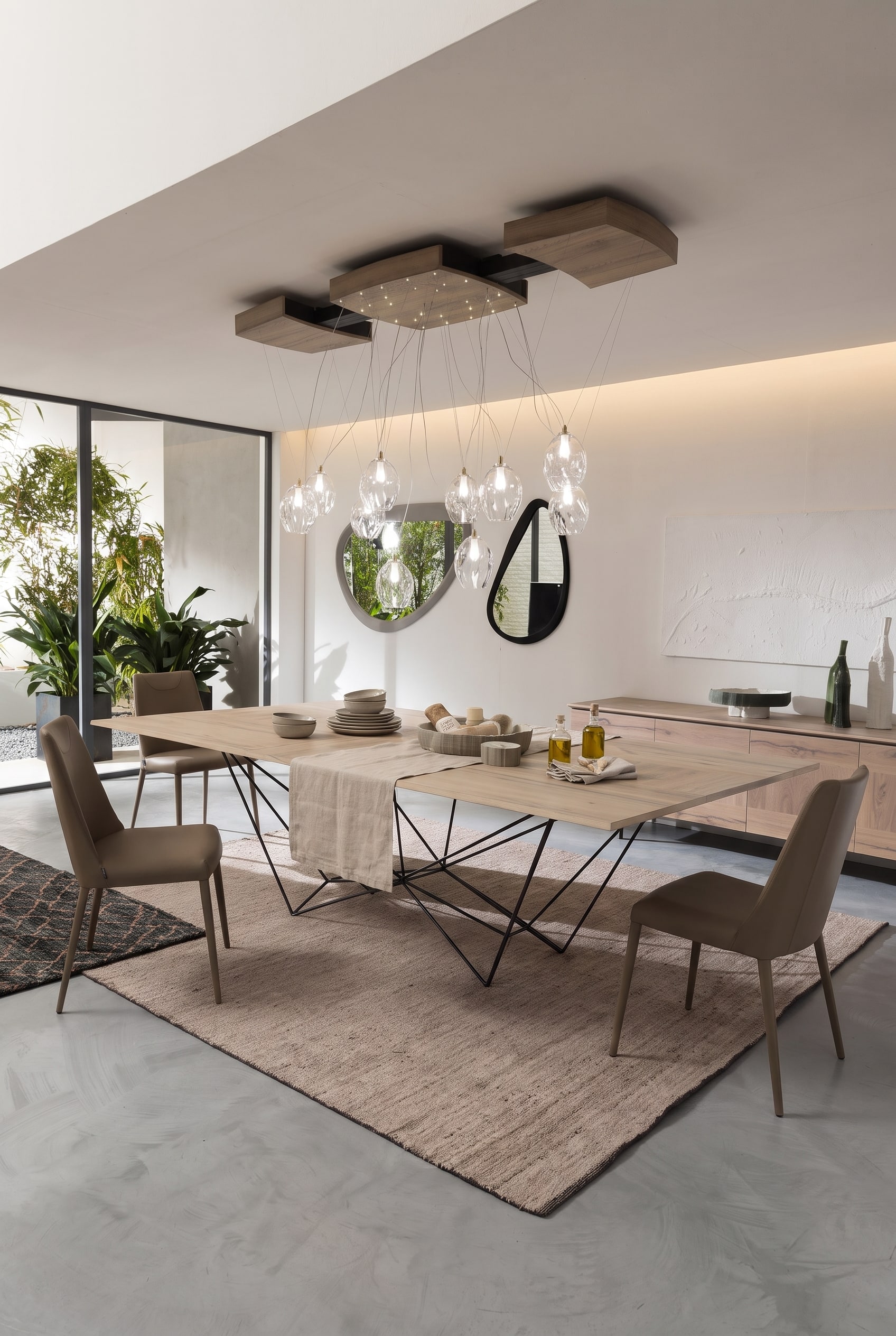 Modernes Esszimmer mit ausziehbarem Holztisch, schwarzem Metallgestell und eleganten Lederstühlen