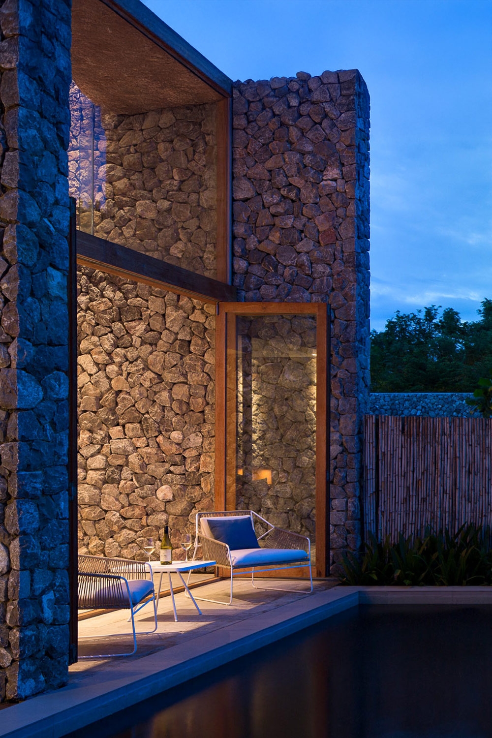 meubles-de-terrasse-au-design-filigrane-dans-une-ambiance-exceptionnelle