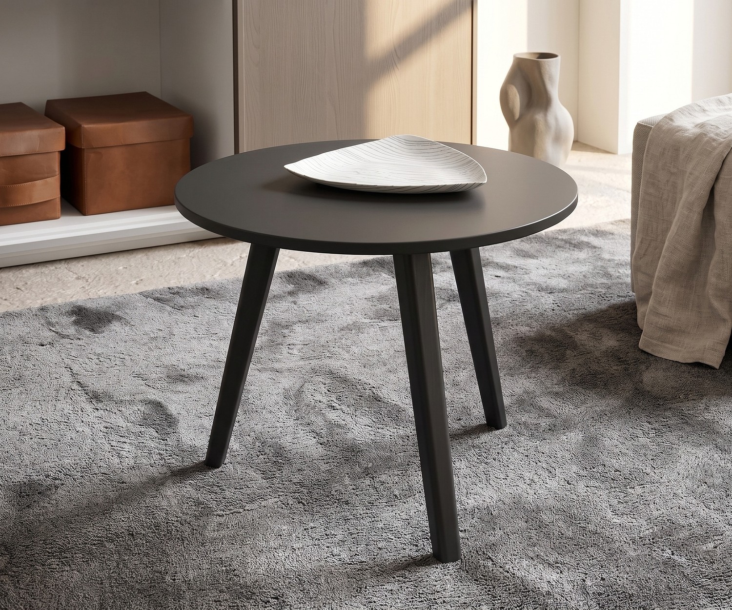 Table d'appoint de salon Trio par Novamobili. Table basse ronde gris foncé au design moderne avec trois pieds en bois.