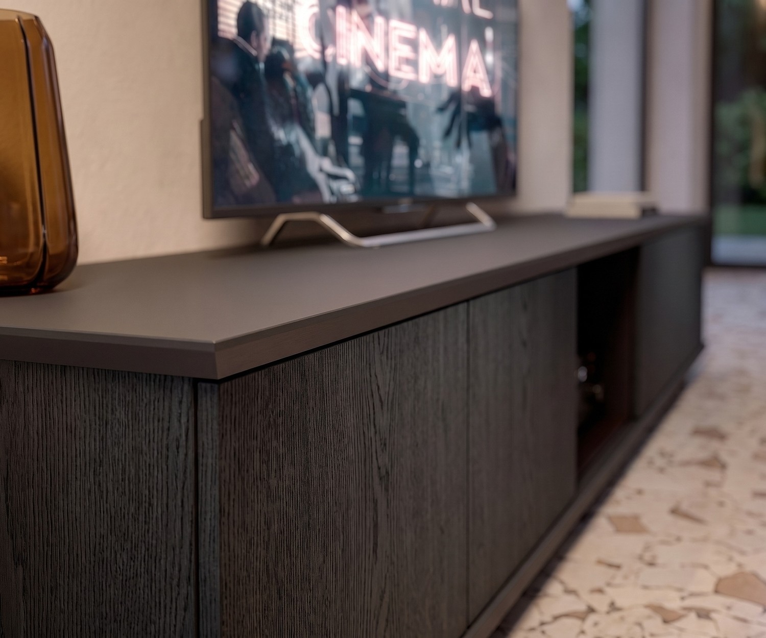 Meuble TV Lowboard Ozzio Brera en Chêne Noir Meuble TV lowboard Ozzio Brera en chêne noir carbone avec plateau mat dans un salon moderne.