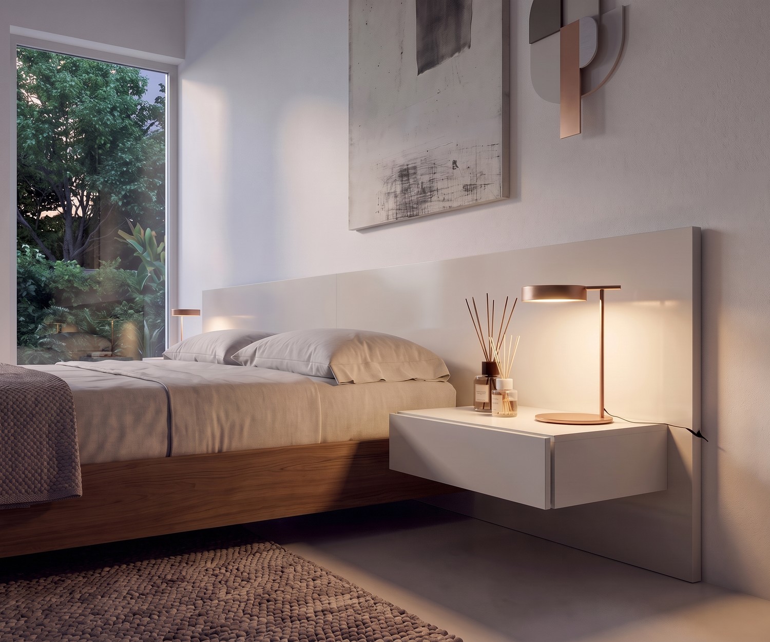 Hänge-Nachttisch Easy 1 von Novamobili im Schlafzimmer neben Holzbett, mit moderner kupferfarbener Nachttischlampe.