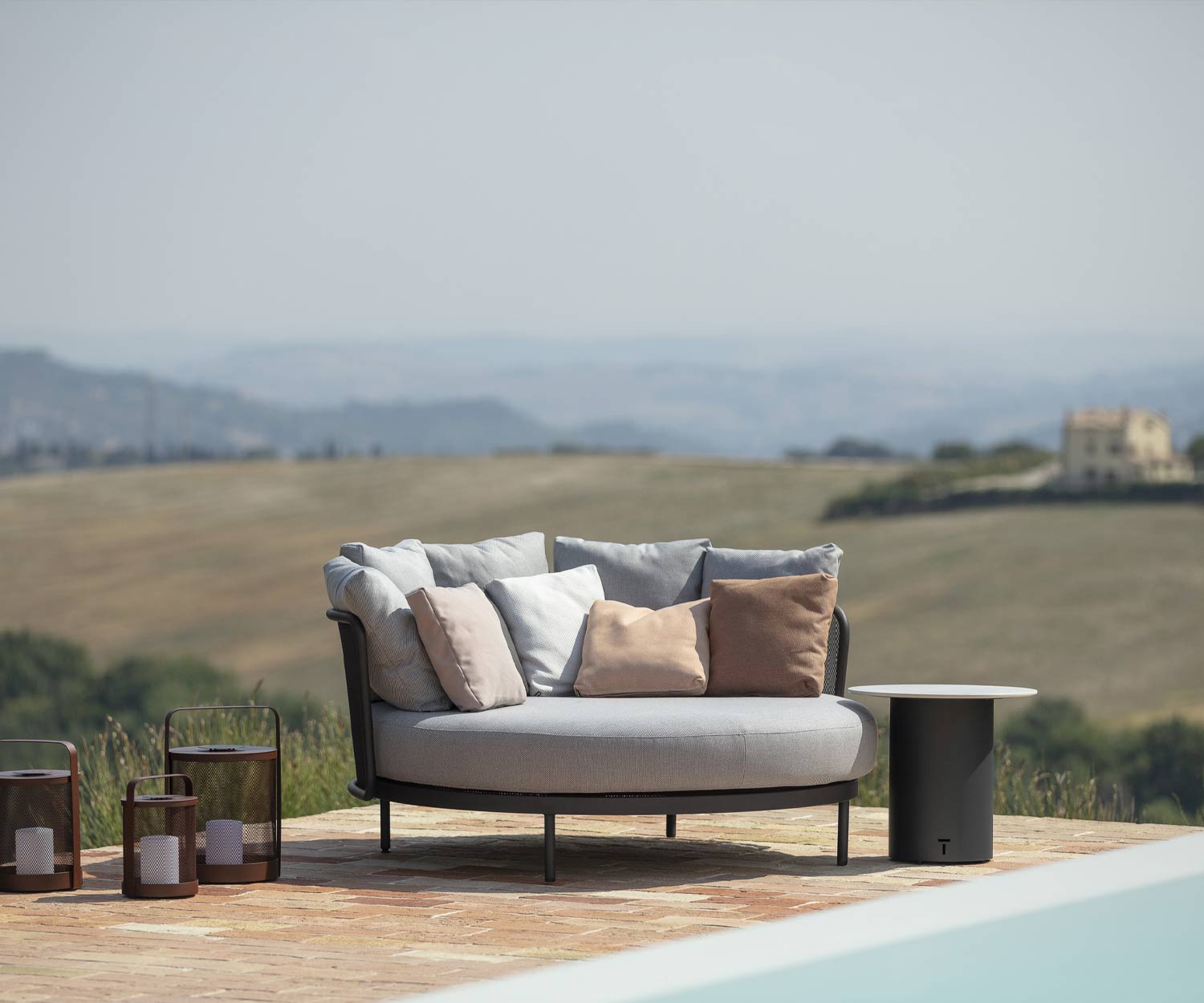 Table de véranda minimaliste Todus Branta près de la piscine sur terrasse
