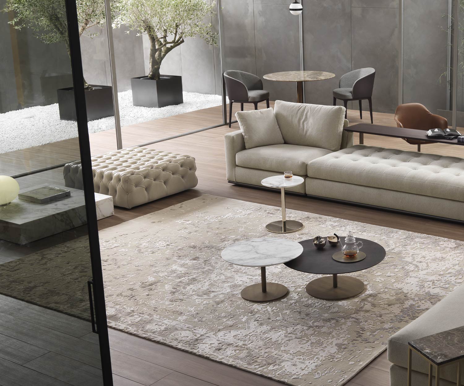 Bequemer Marelli Sitzhocker Matisse mit Couchtischen in Sitzgruppe mit Sofa Bequemer Marelli Sitzhocker Matisse mit Couchtischen in Sitzgruppe mit Sofa