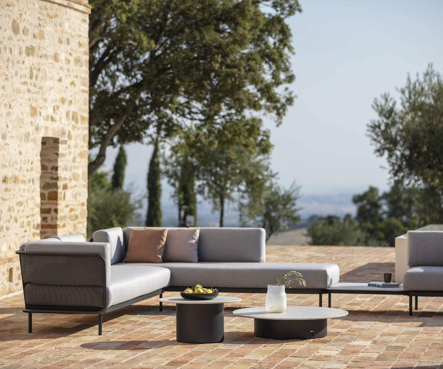 Designer Garten Sofa Baza von Todus auf Terrasse in mediterranen Gefilden Designer Garten Sofa Baza von Todus auf Terrasse in mediterranen Gefilden