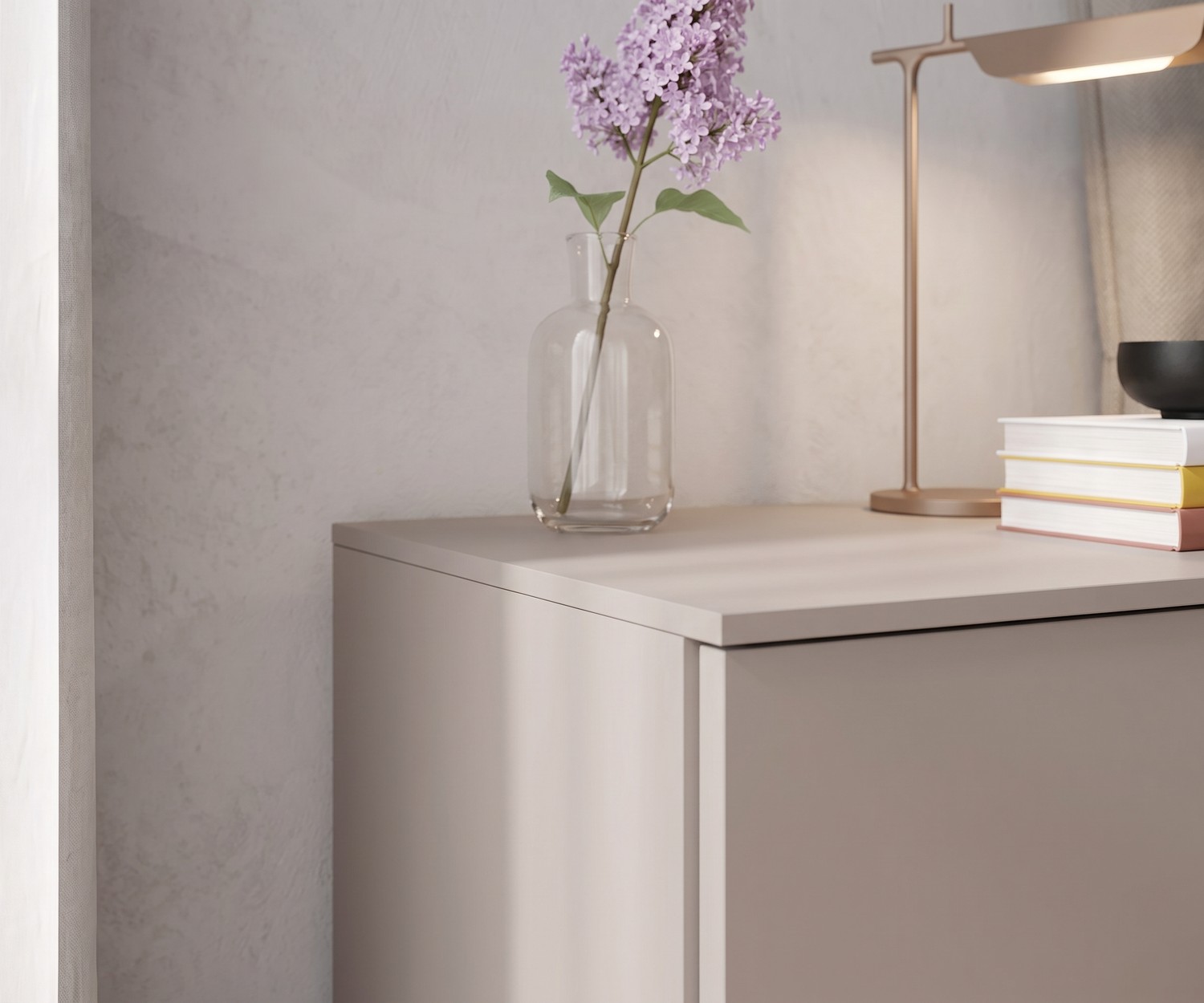 Table de chevet Atena de Livitalia en beige mat pour la chambre, décorée avec un vase de fleurs et une lampe de table.