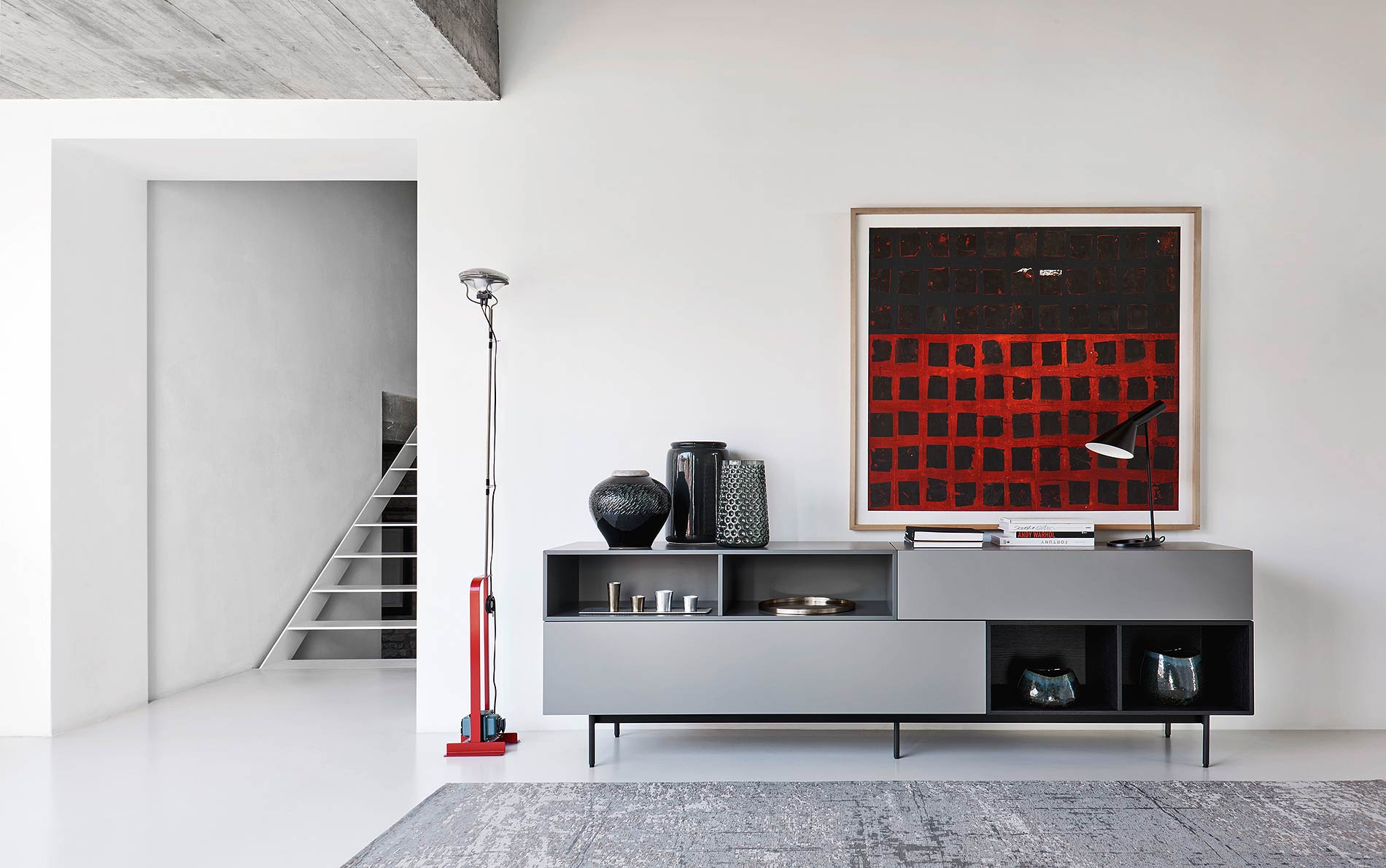 Graues Sideboard auf Füßen