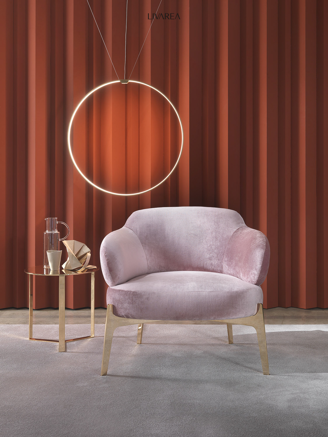 Fauteuil lounge design et confortable, recouvert de velours Fauteuil lounge design et confortable, recouvert de velours