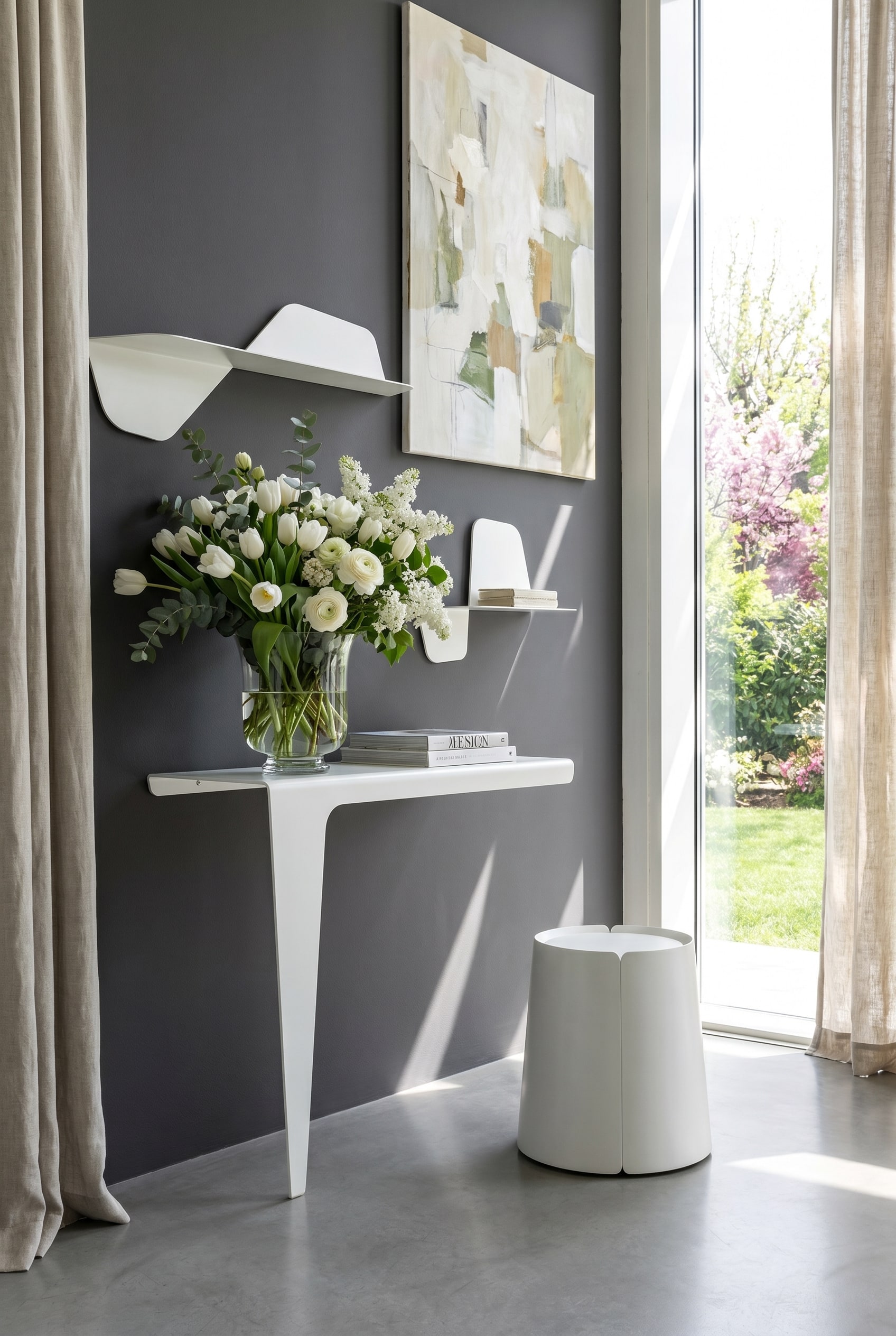 Entrée avant-gardiste avec console asymétrique en métal blanc, tabouret sculptural, étagères murales puristes et une baie vitrée du sol au plafond