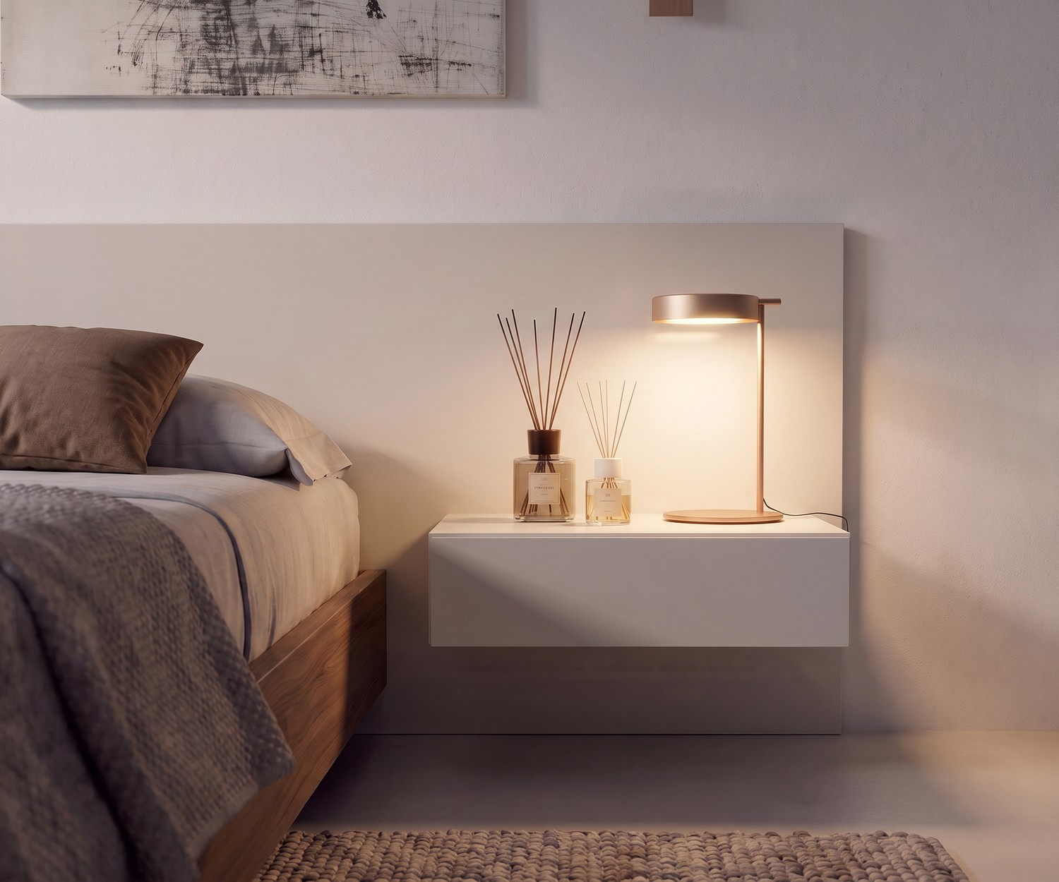 Hängender Nachttisch Easy von Novamobili mit einer Schublade in Weiß, dekoriert mit Tischleuchte im modernen Schlafzimmer.