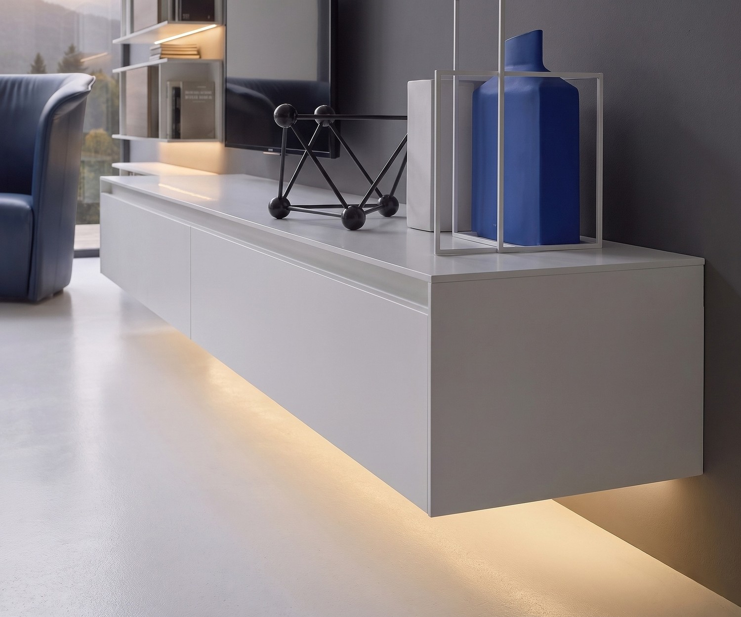Meuble TV suspendu Novamobili Reverse blanc avec éclairage LED pour un salon au style moderne
