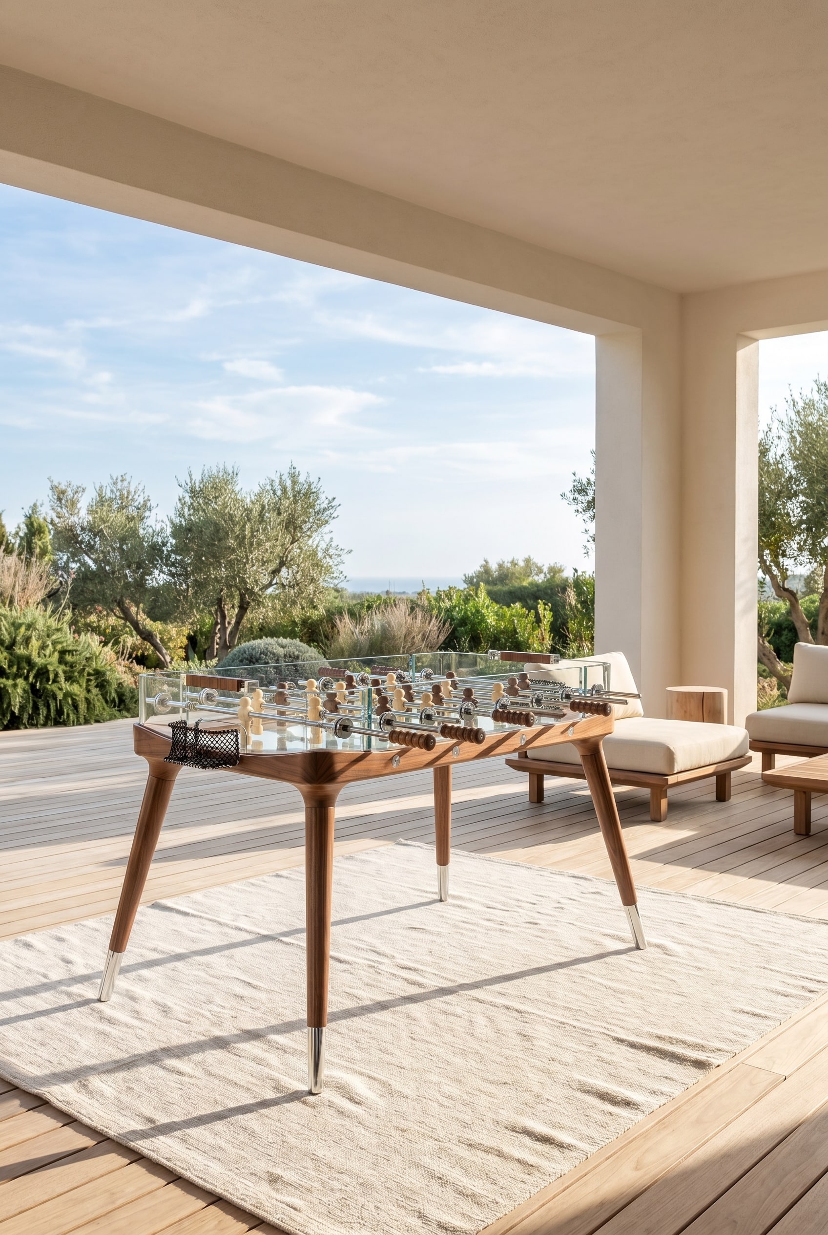 Überdachte sonnige Loggia mit Kristallglas-Tischkicker und eleganten Nussbaum-Beinen auf hellem Holzboden