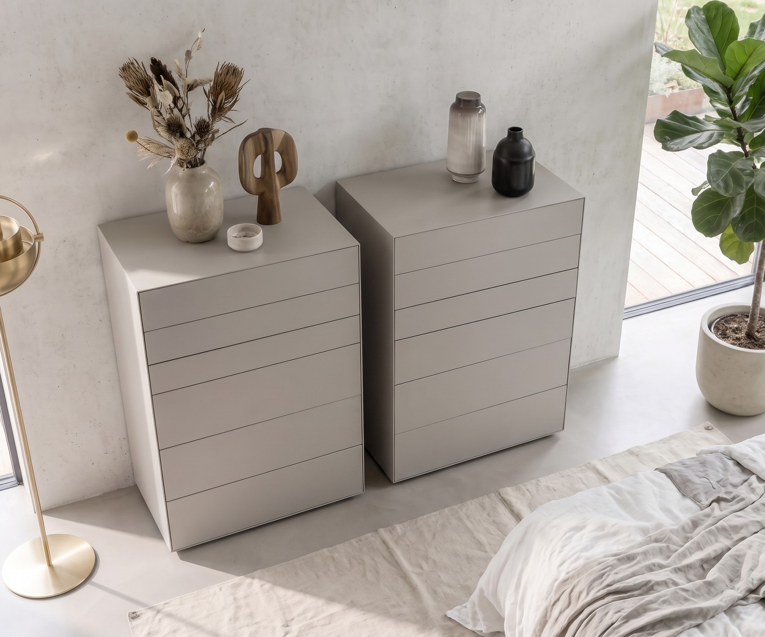 Livitalia Ecletto Hochkommode für das Schlafzimmer im minimalistischen Design aus mattem Hellgrau, mit grifflosen Schubladen.