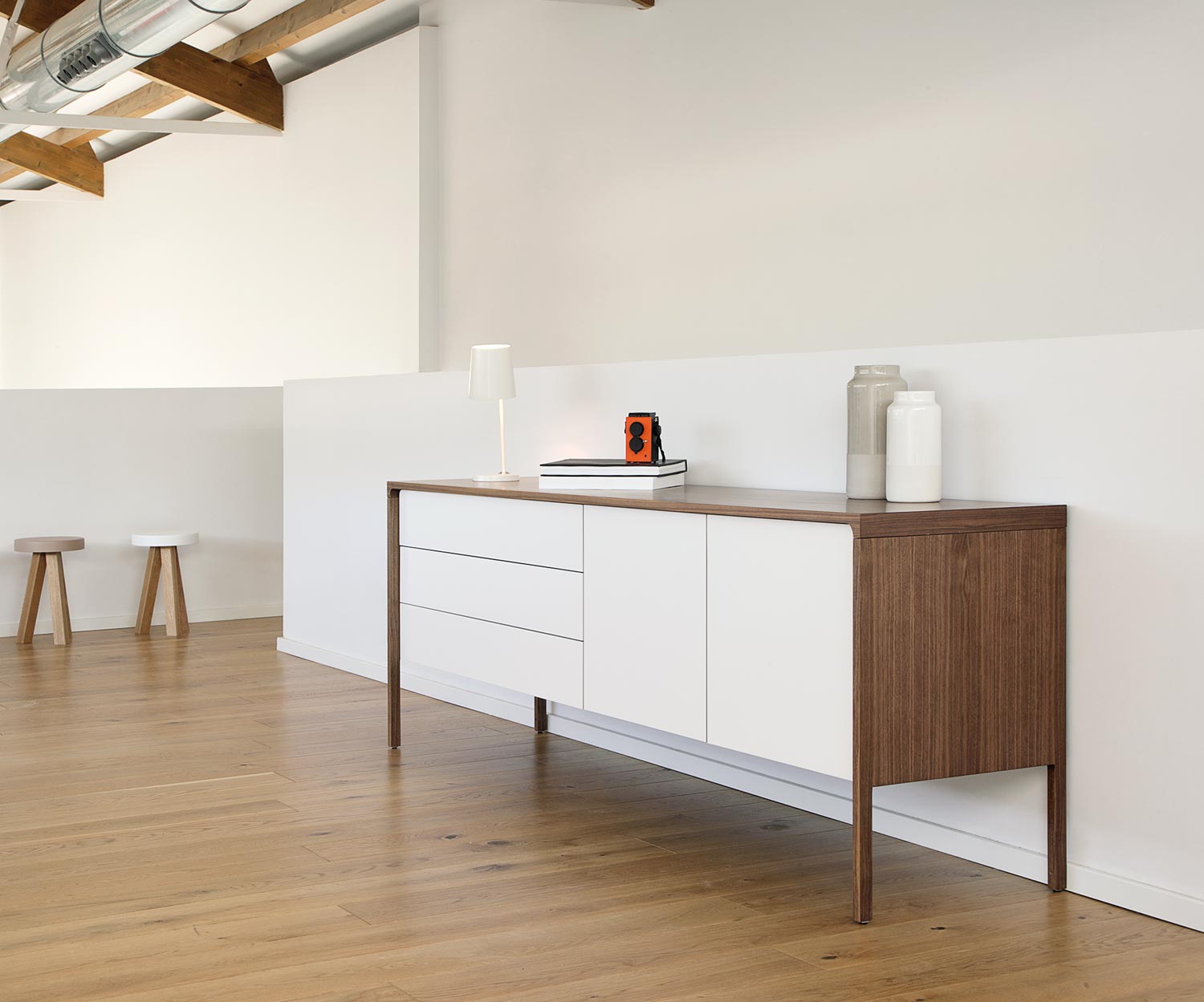 Punt Design Sideboard Tactile mit weißer Front mit Schubladen und Türen Punt Design Sideboard Tactile mit weißer Front mit Schubladen und Türen