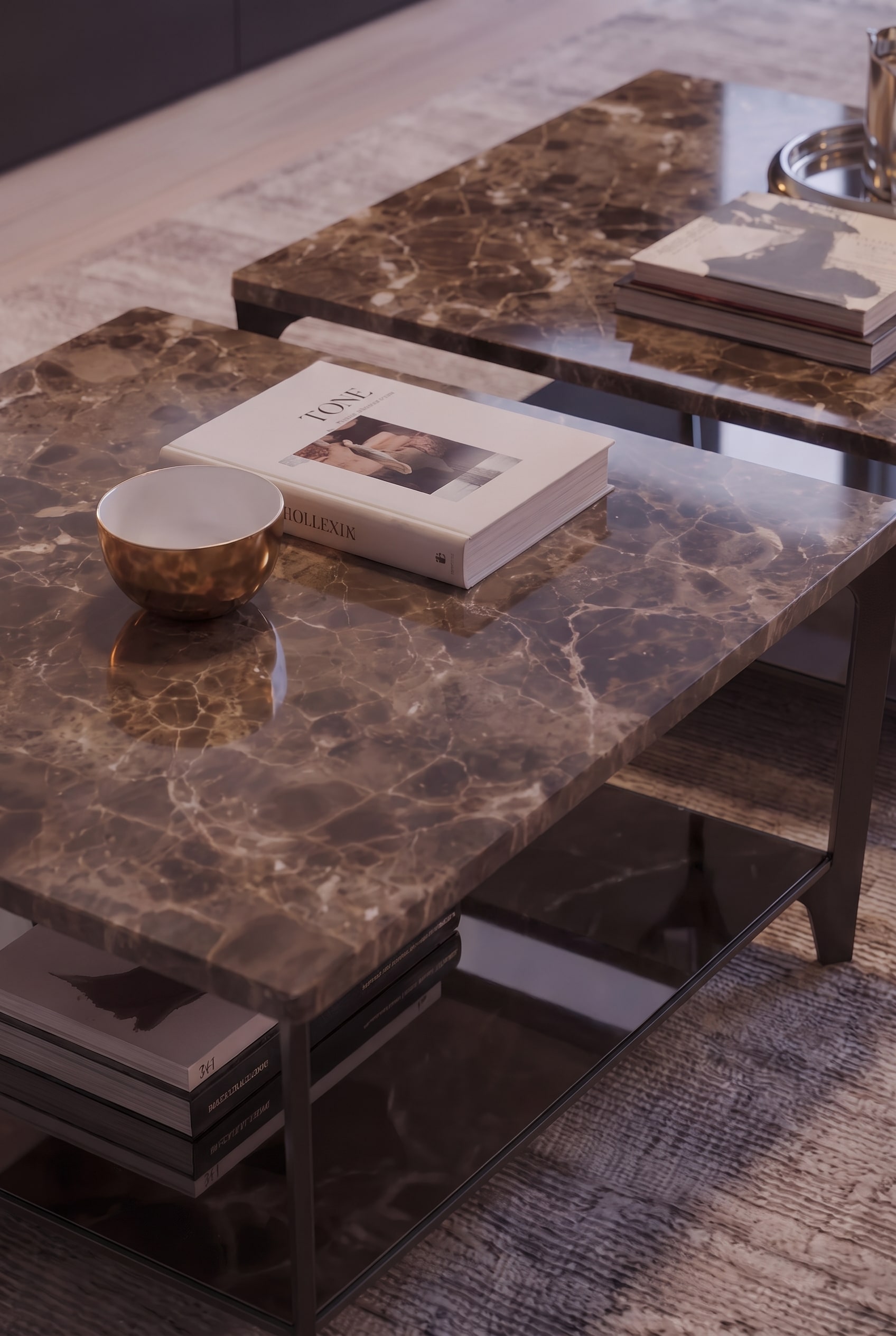 Table basse Marelli Tab avec un plateau élégant et un piètement minimaliste comme pièce maîtresse d'un salon moderne.