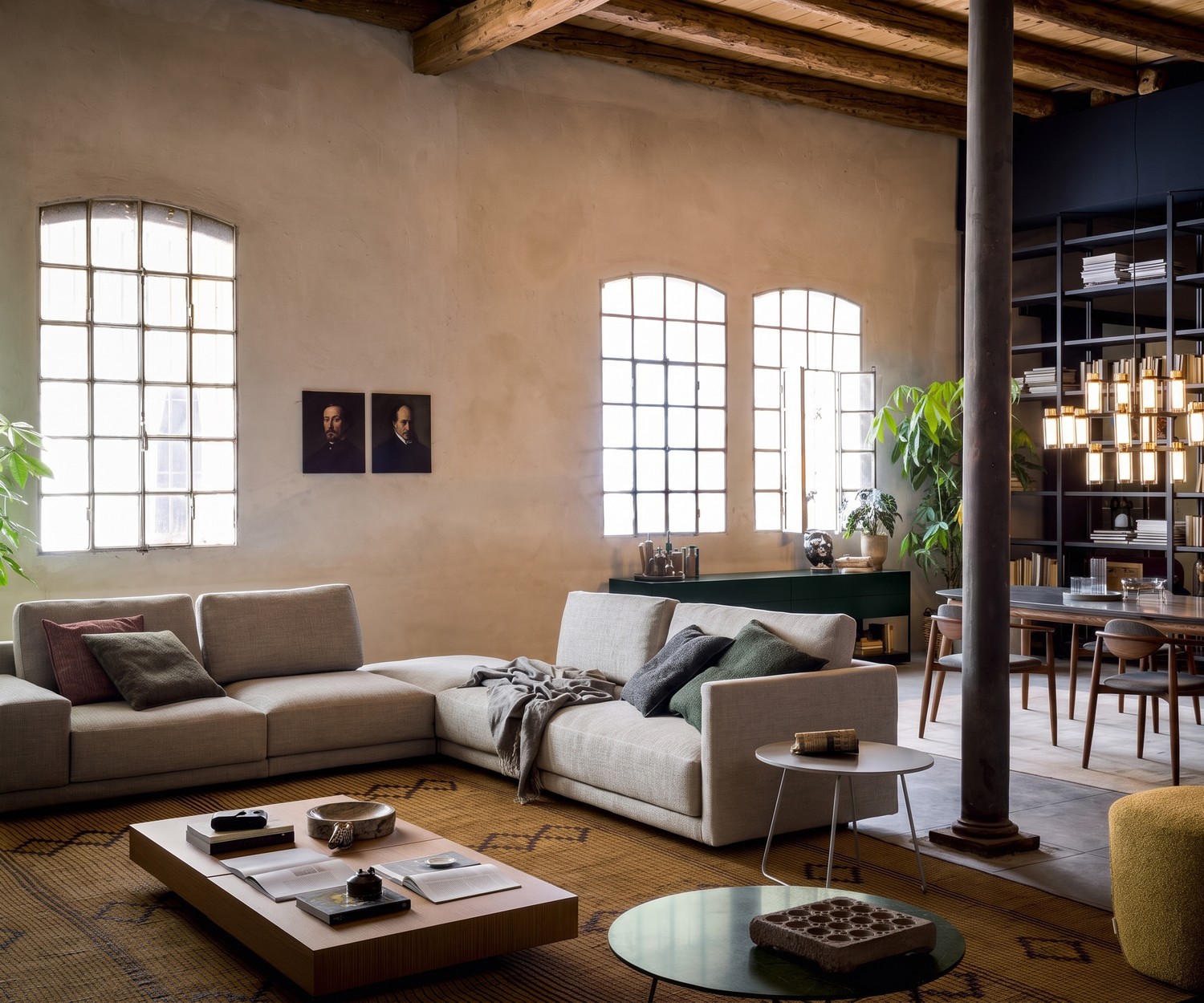 Table d'appoint Orbis de Novamobili comme surface de dépose dans un salon loft moderne à côté d'un canapé.