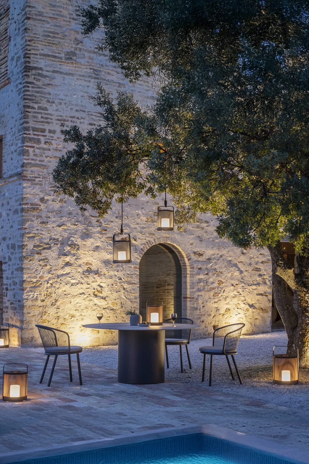 terrasse-&eacute;clair&eacute;e-avec-go&ucirc;t-avec-table-moderne-en-acier-inoxydable-et-c&eacute;ramique-et-chaises-de-jardin-en-acier-inoxydable