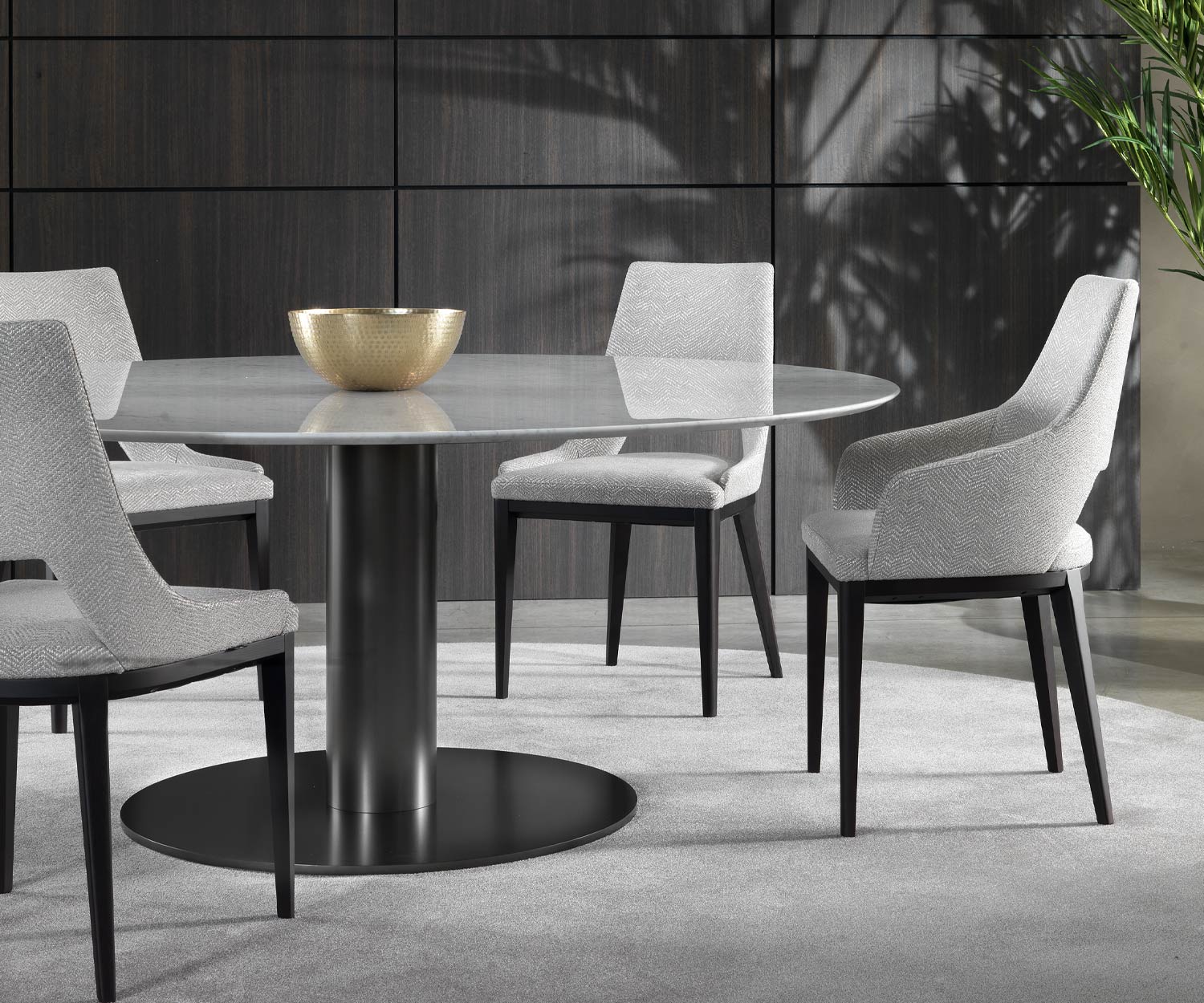 Elégante table de salle à manger design en marbre Marelli Break dans la zone salle à manger avec quatre chaises de salle à manger