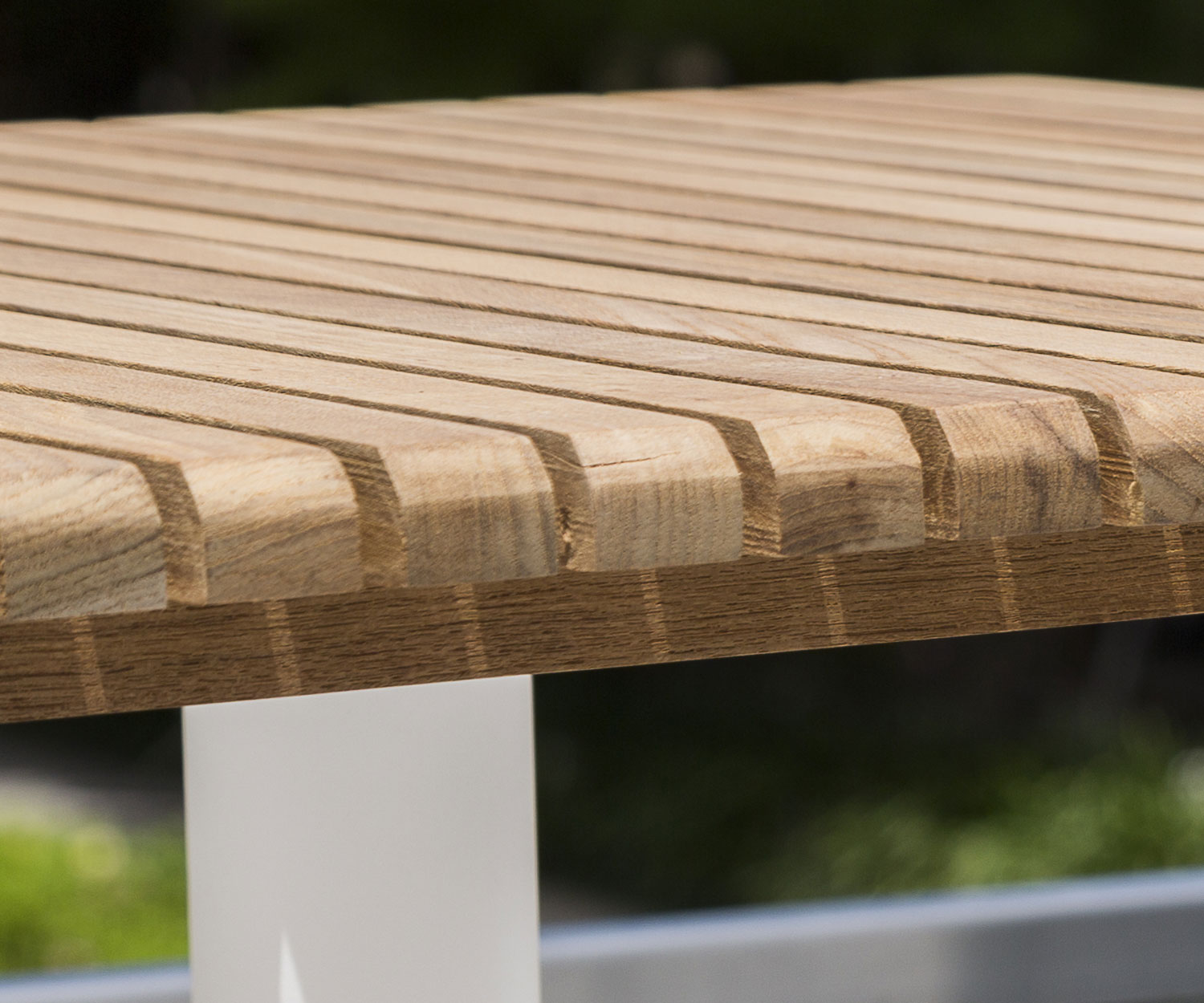 Oasiq Ceru Aluminium Esstisch Detail Tischplatte Teak Massivholz