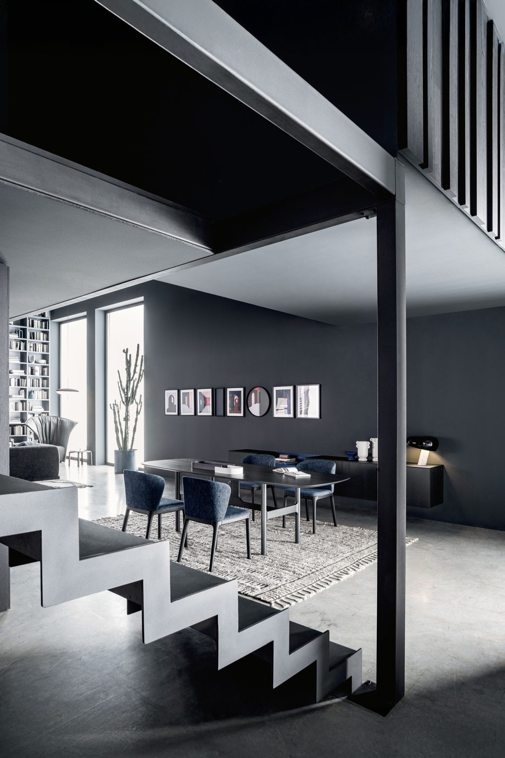 ensemble de table &agrave; manger moderne devant un buffet mural au design harmonis&eacute;