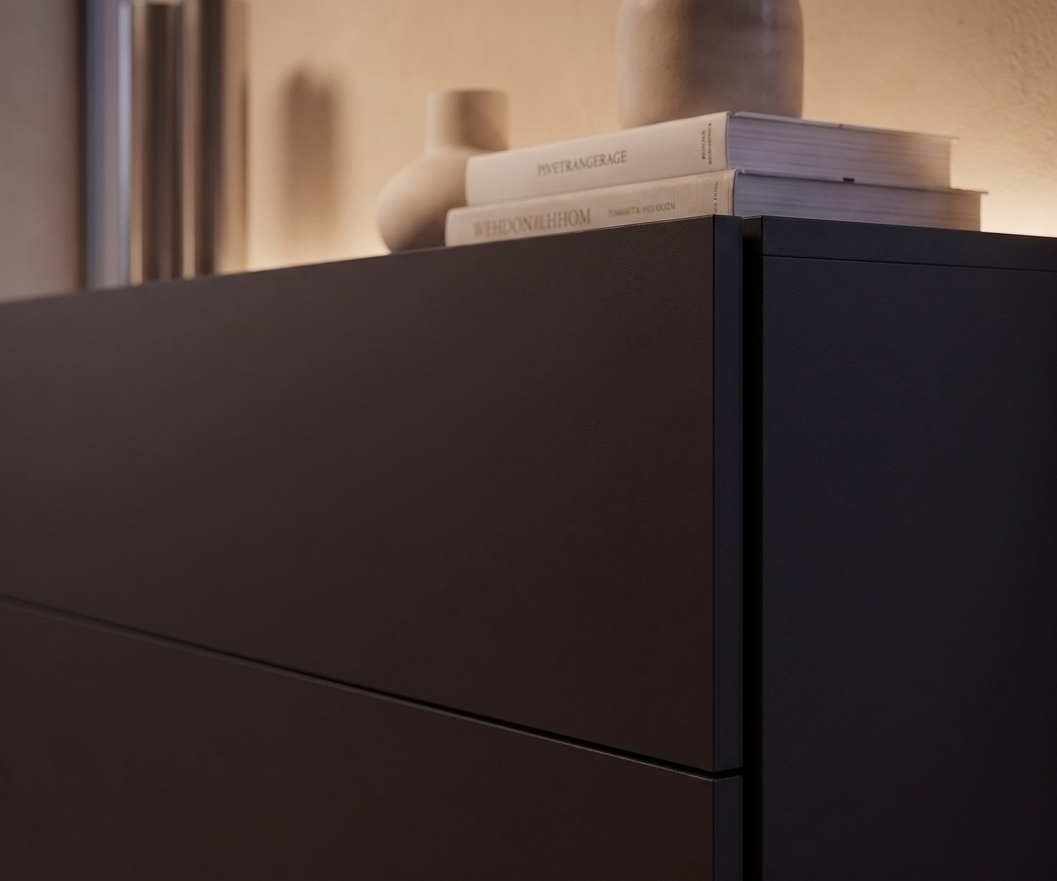 Schwebende Kommode Easy von Novamobili in elegantem Schwarz mit grifflosen Schubladen für modernes Wohnen.