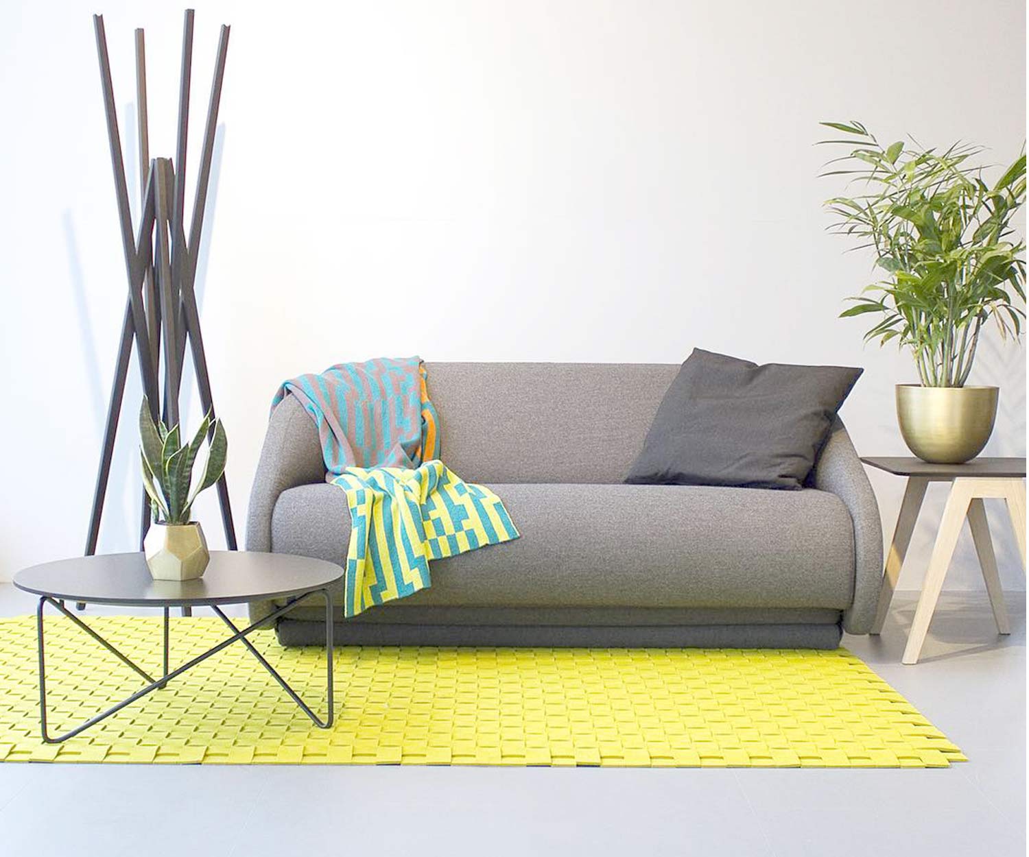 Exklusives Prostoria Schlafsofa Up Lift mit grauem Stoffbezug im Wohnzimmer Exklusives Prostoria Schlafsofa Up Lift mit grauem Stoffbezug im Wohnzimmer
