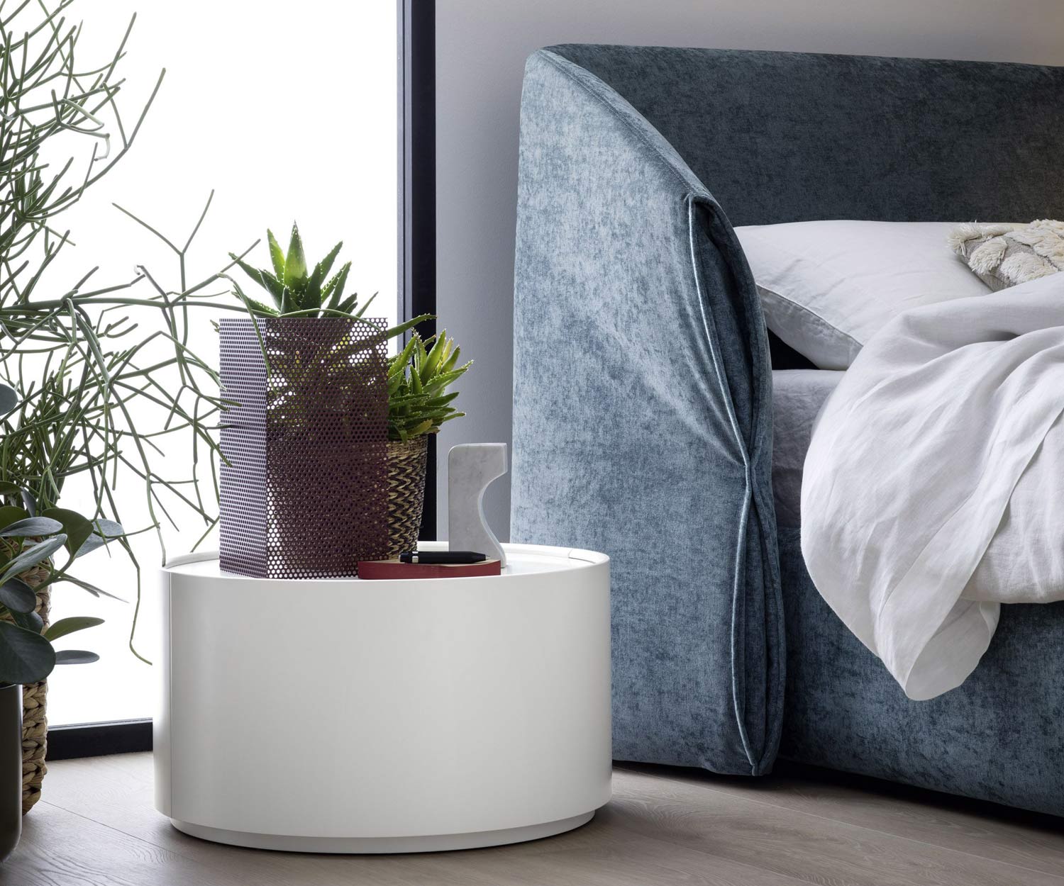 Exklusives Novamobili Polsterbett Hide grauer Stoffbezug im Schlafzimmer Exklusives Novamobili Polsterbett Hide grauer Stoffbezug im Schlafzimmer