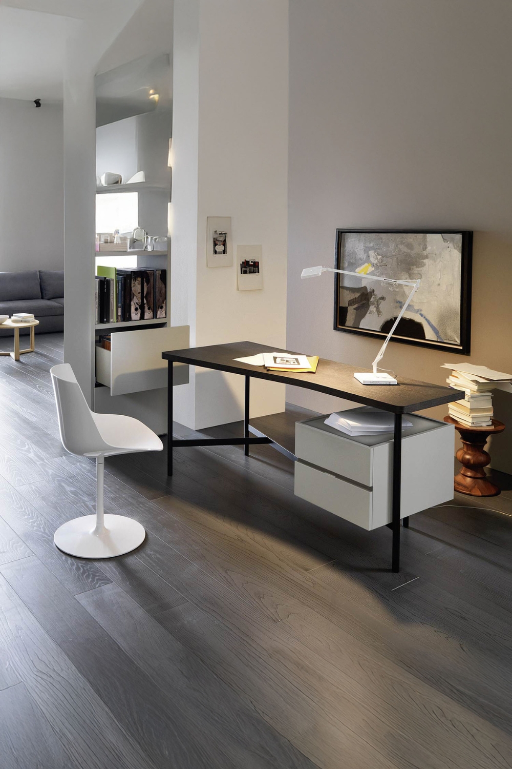 modern-eingerichtetes-buero-mit-schwarzem-tisch-und-weissen-beimoebeln