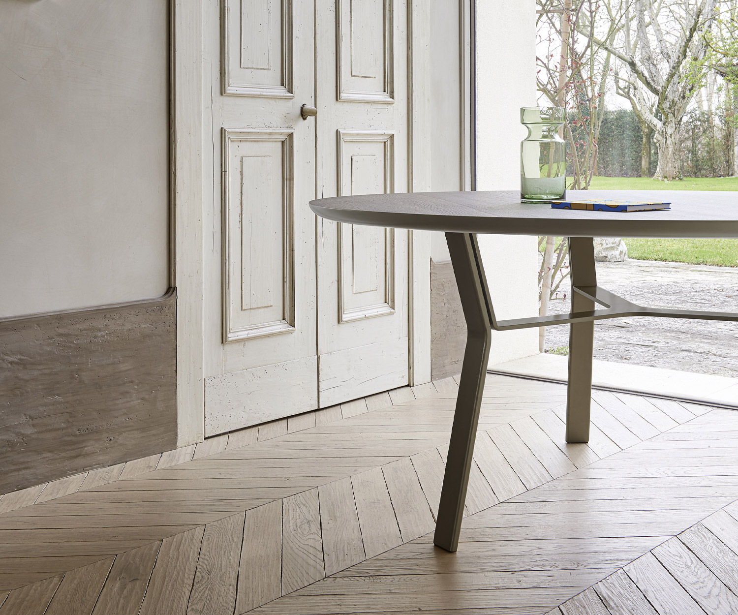 Livitalia La table de salle à manger Iron en détail Chant du plateau et du socle avec revêtement époxy brun Livitalia La table de salle à manger Iron en détail Chant du plateau et du socle avec revêtement époxy brun