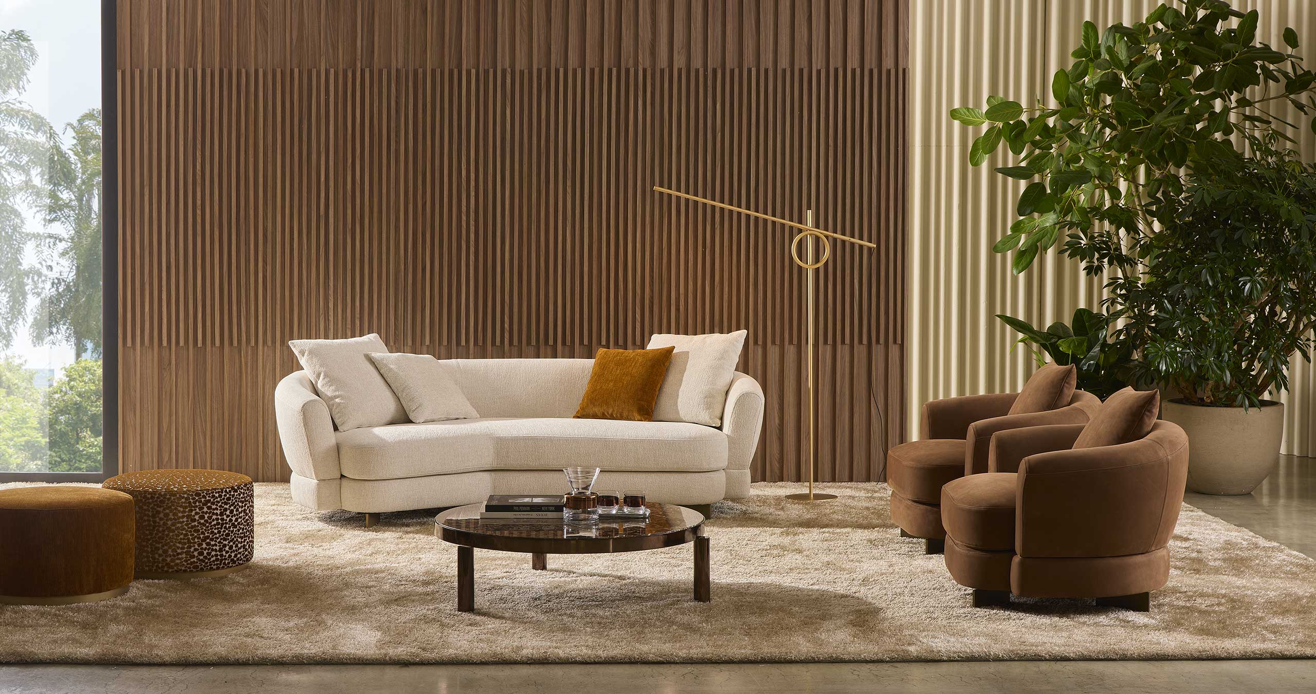 Stilvolles Wohnzimmer mit rundem Design Sofa Jeff by Marelli Stilvolles Wohnzimmer mit rundem Design Sofa Jeff by Marelli