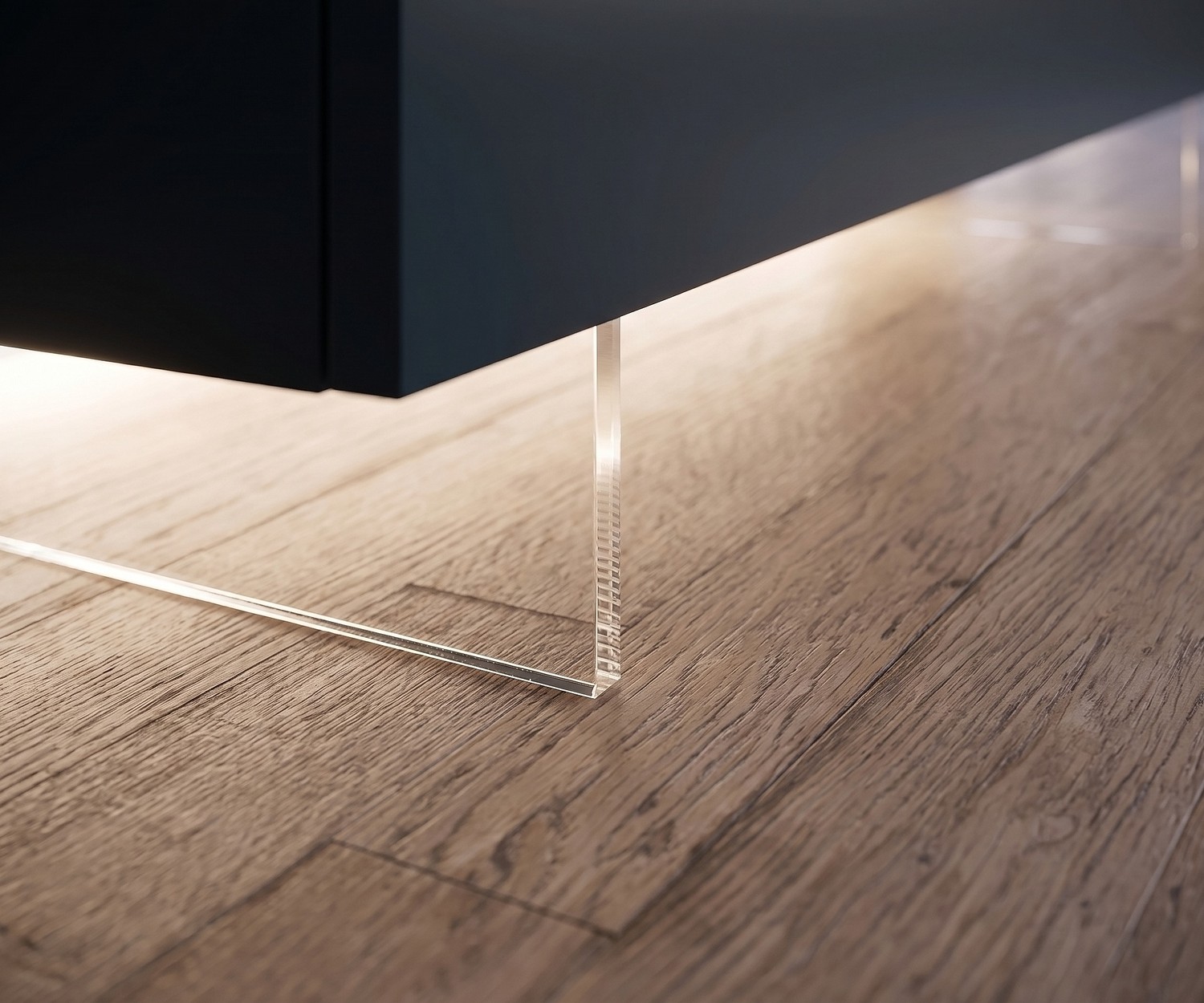 Socle TV transparent de Livitalia pour meuble bas suspendu avec éclairage LED sur parquet dans le salon.