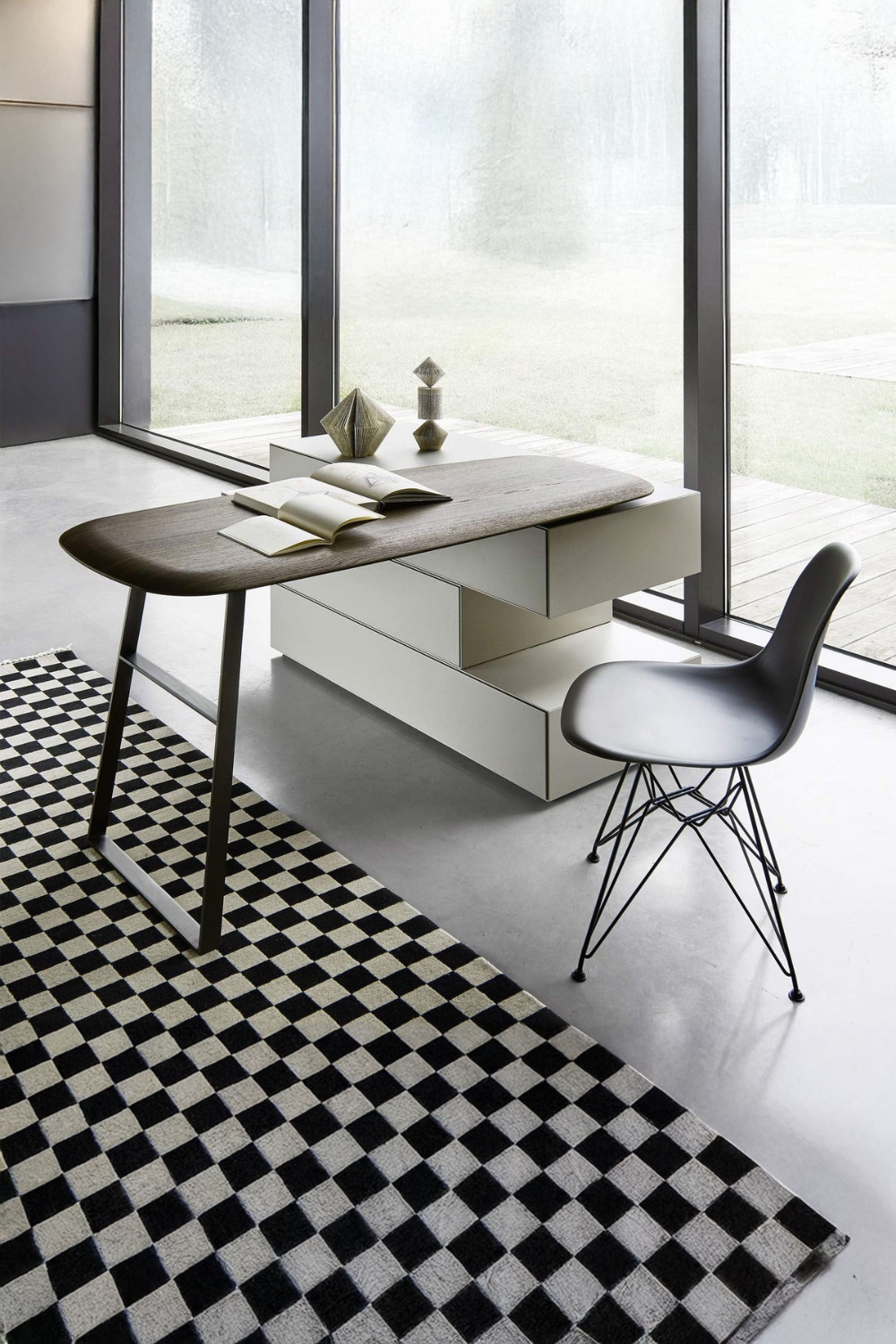 moderner-arbeitsplatz-mit-stylischer-designerkommode-samt-schwenkbarem-tisch-neben-teppich-mit-schachbrettmuster