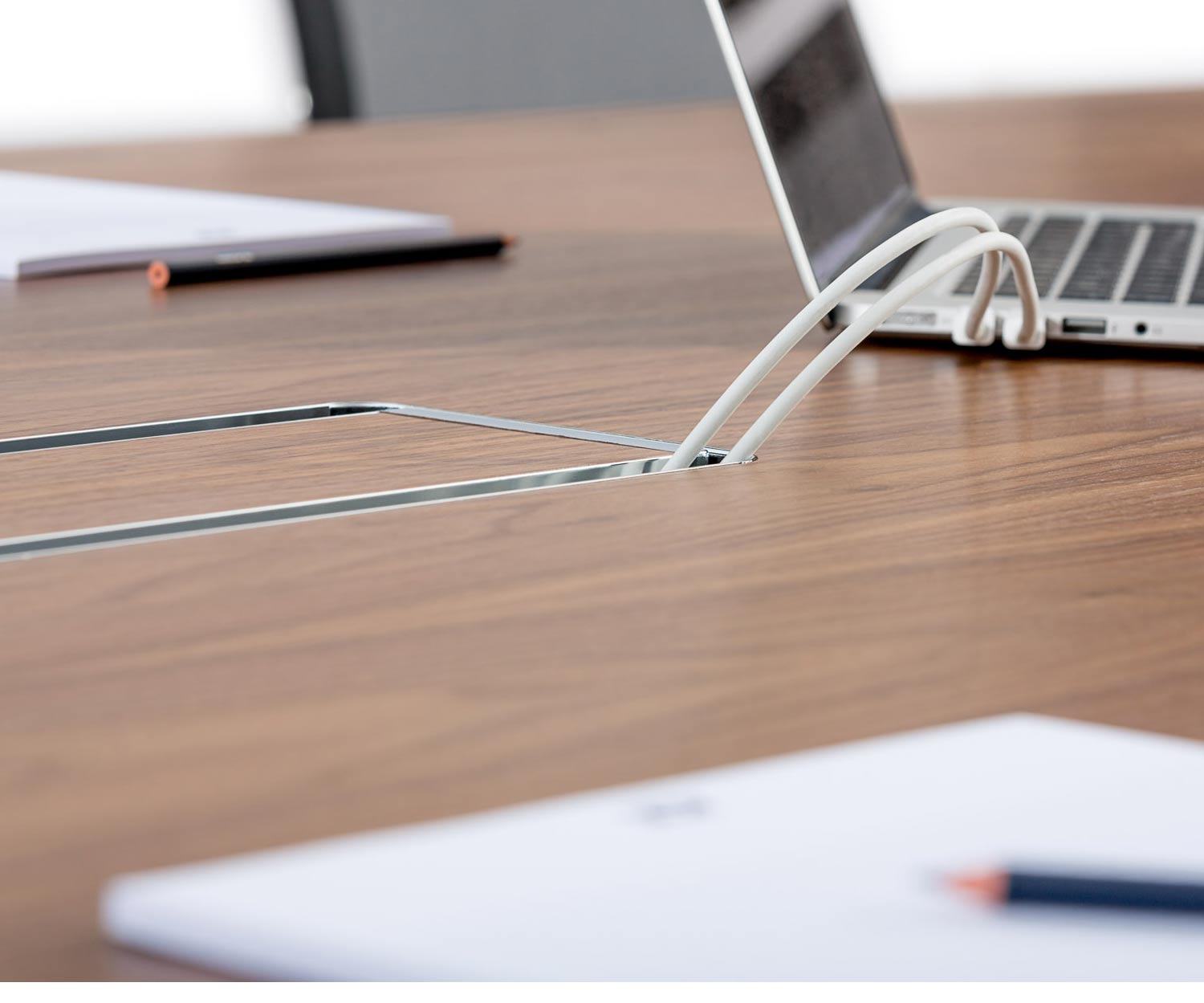 ICF Unitable Manager Table de bureau Goulotte de câbles Prise de courant sous la table ICF Unitable Manager Table de bureau Goulotte de câbles Prise de courant sous la table